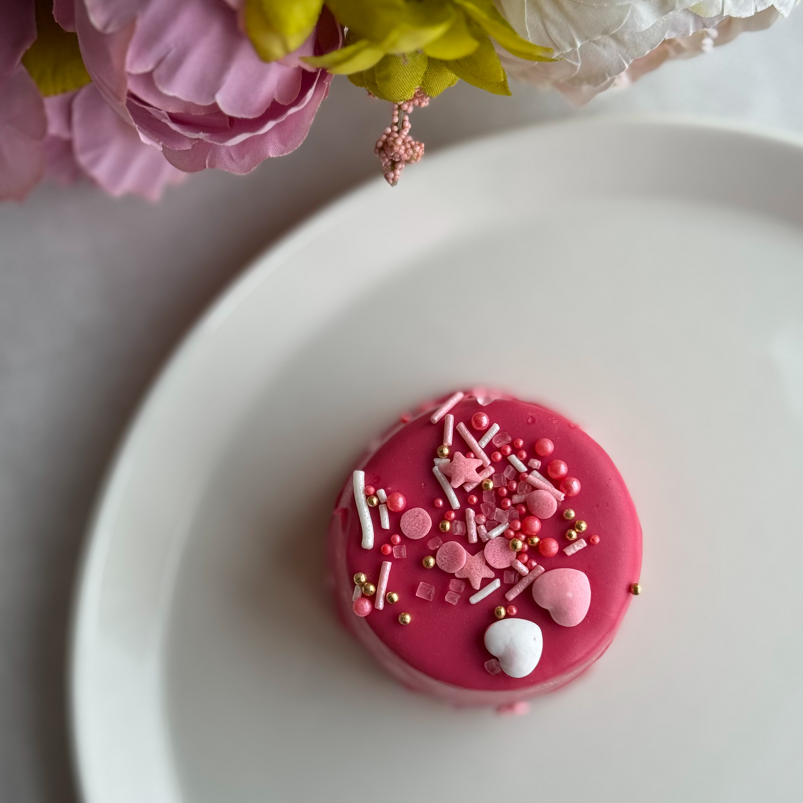 Пирожное Шоколадная бомба (Сердца) Два слоя из белого и молочного шоколада с хрустящей сердцевиной из фундучного пралине в тематическом лимитированном дизайне. изображение 5