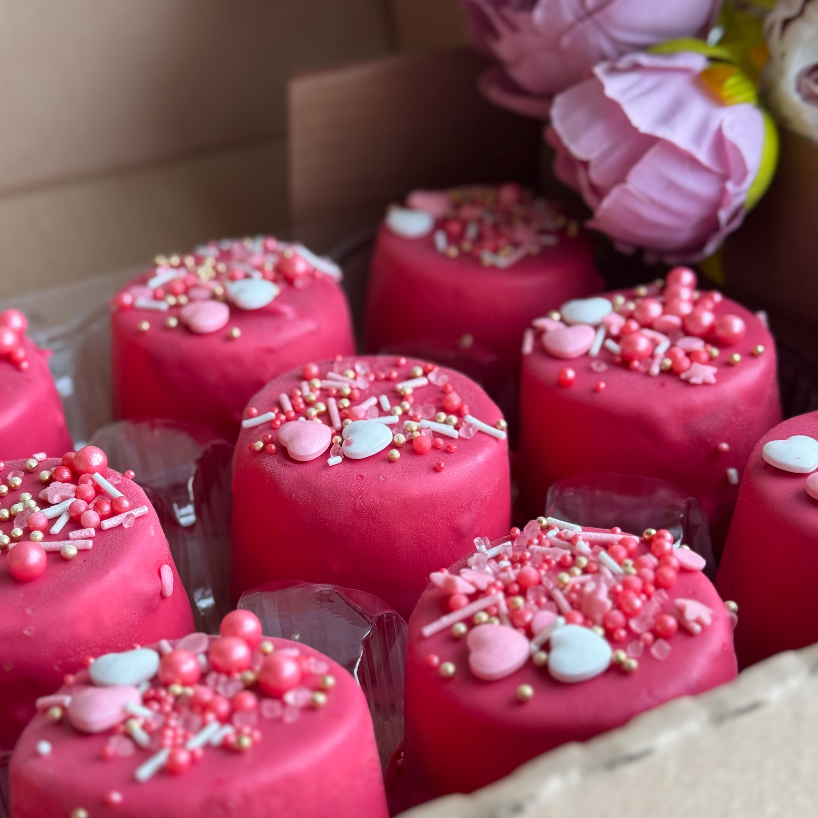 Пирожное Шоколадная бомба (Сердца) Два слоя из белого и молочного шоколада с хрустящей сердцевиной из фундучного пралине в тематическом лимитированном дизайне. изображение 6