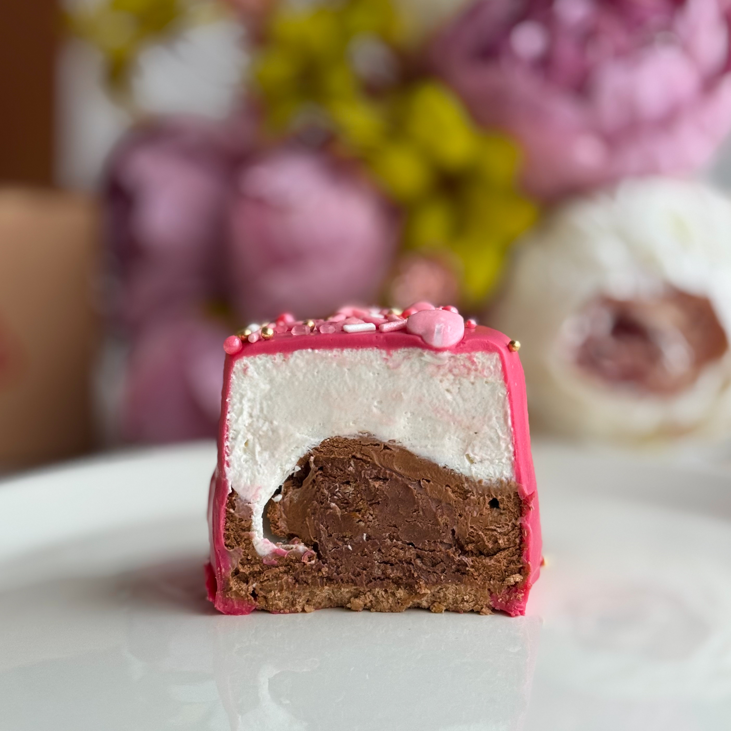 Пирожное Шоколадная бомба (Сердца) Два слоя из белого и молочного шоколада с хрустящей сердцевиной из фундучного пралине в тематическом лимитированном дизайне. изображение 7