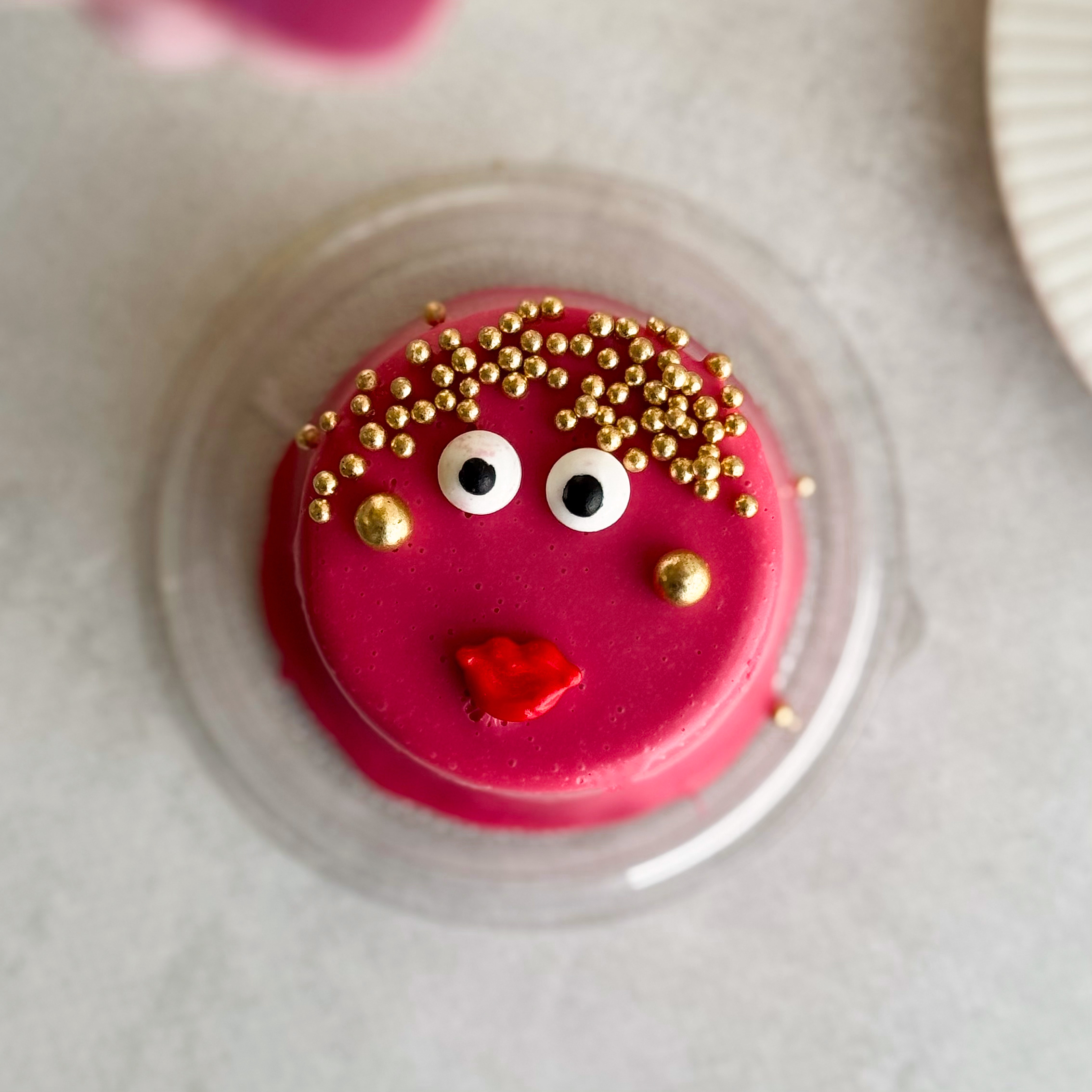 Пирожное Шоколадная бомба (женщина) в индивид.упак. Два слоя из белого и молочного шоколада с хрустящей сердцевиной из фундучного пралине в тематическом лимитированном дизайне. изображение 2