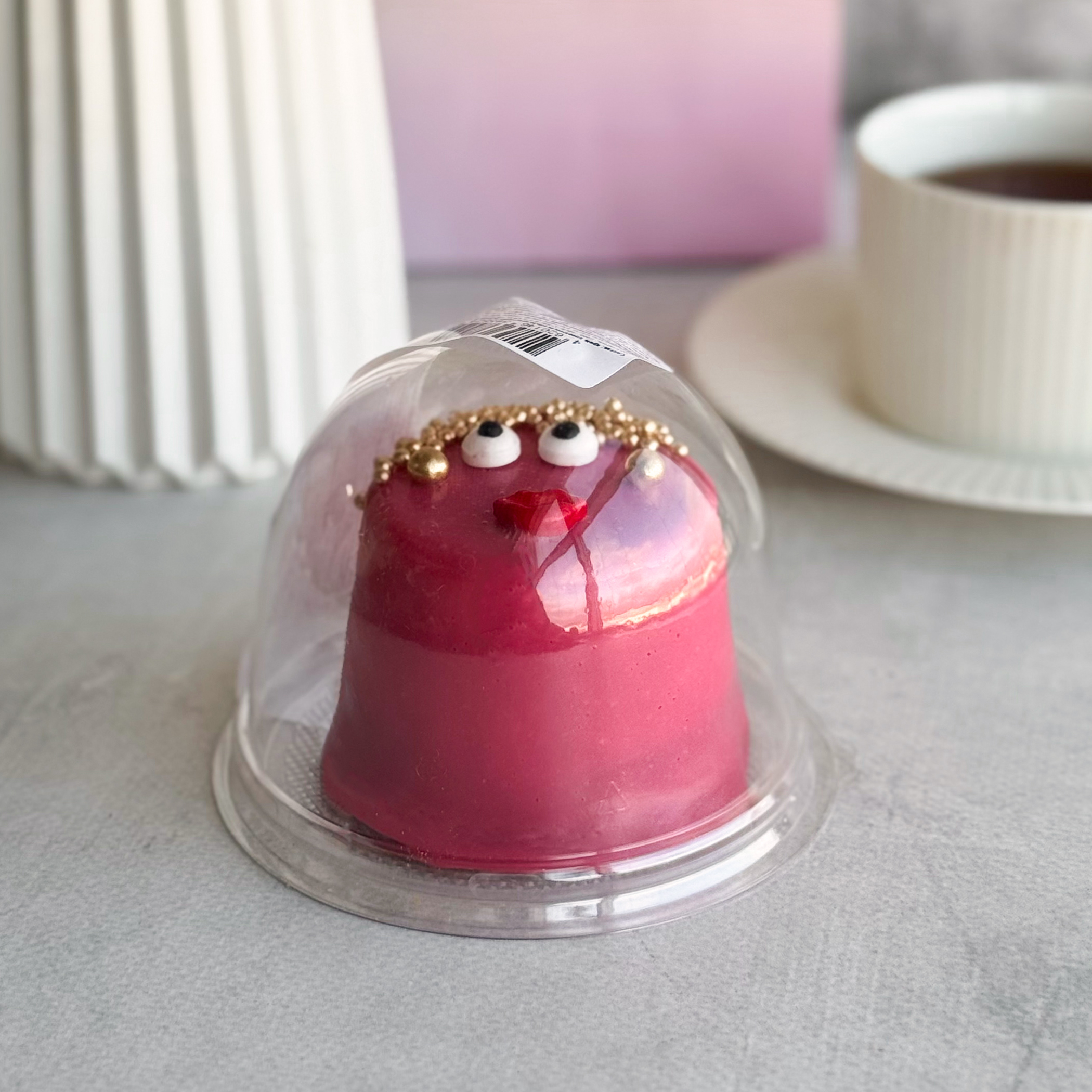 Пирожное Шоколадная бомба (женщина) в индивид.упак. Два слоя из белого и молочного шоколада с хрустящей сердцевиной из фундучного пралине в тематическом лимитированном дизайне. изображение 4