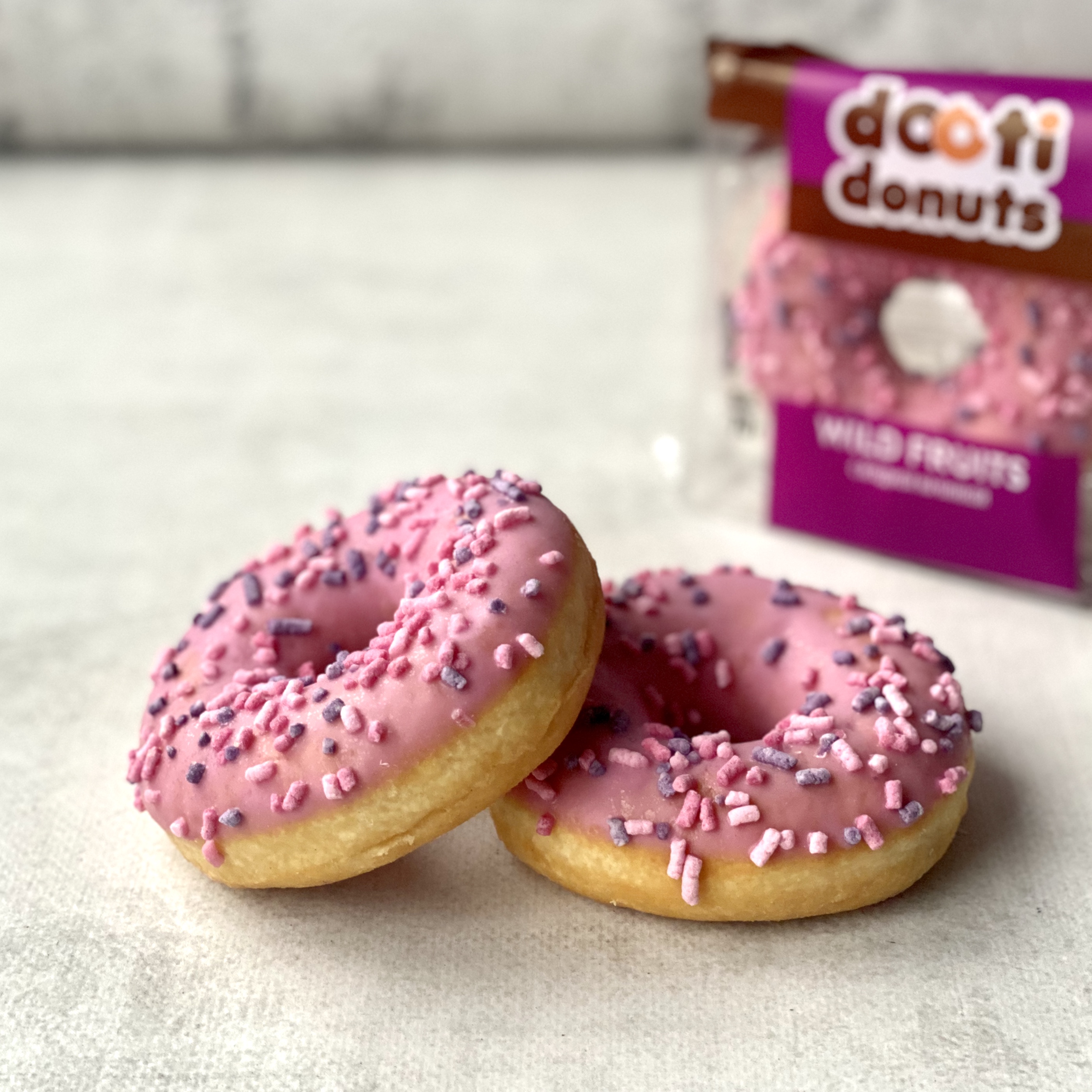 Пончик с начинкой из пюре малины, клюквы, черники с розовой глазурью и розовой посыпкой изображение 2