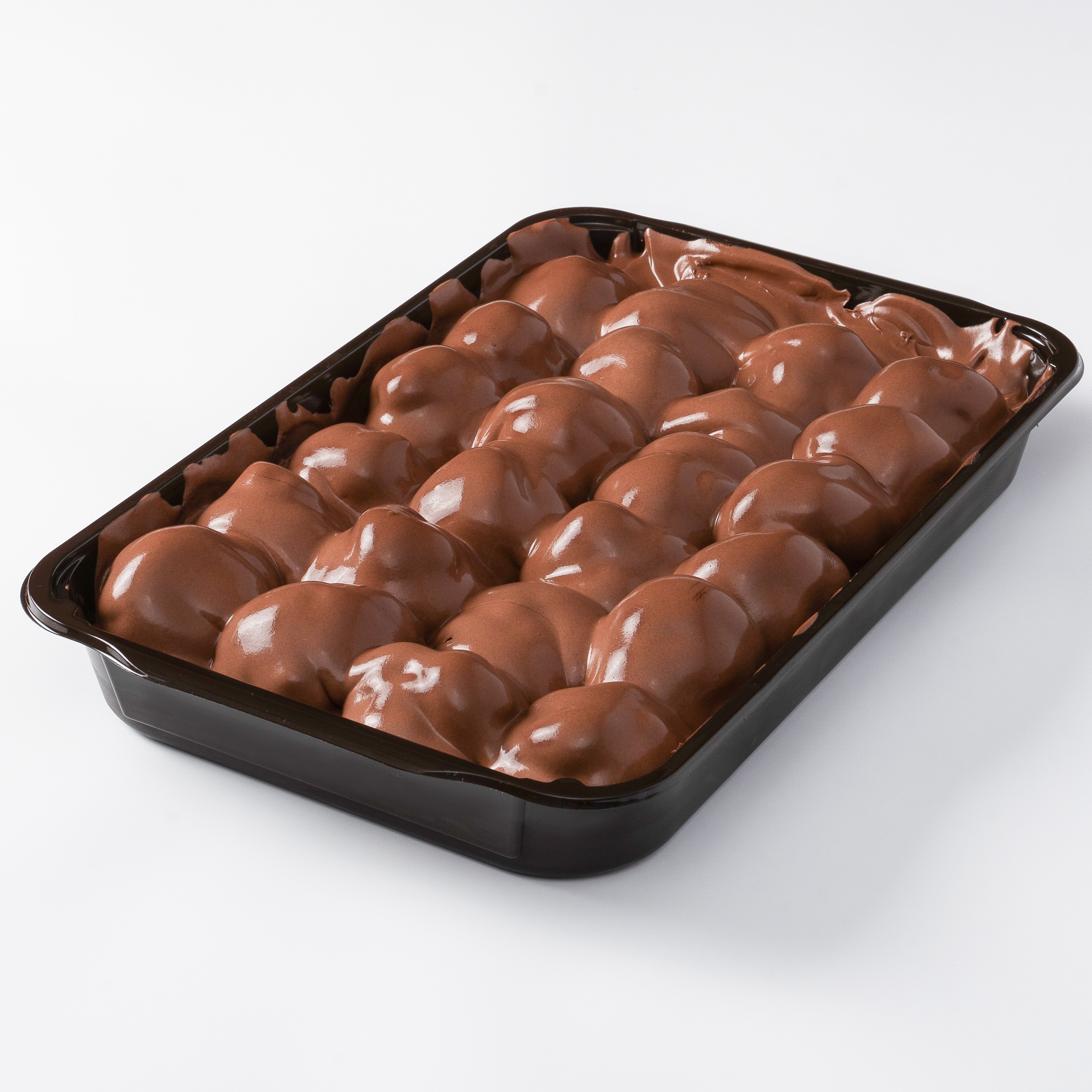 Большие профитроли из заварного теста с начинкой из свежих взбитых сливок, покрытые нежнейшим шоколадно-сливочным соусом. изображение 3