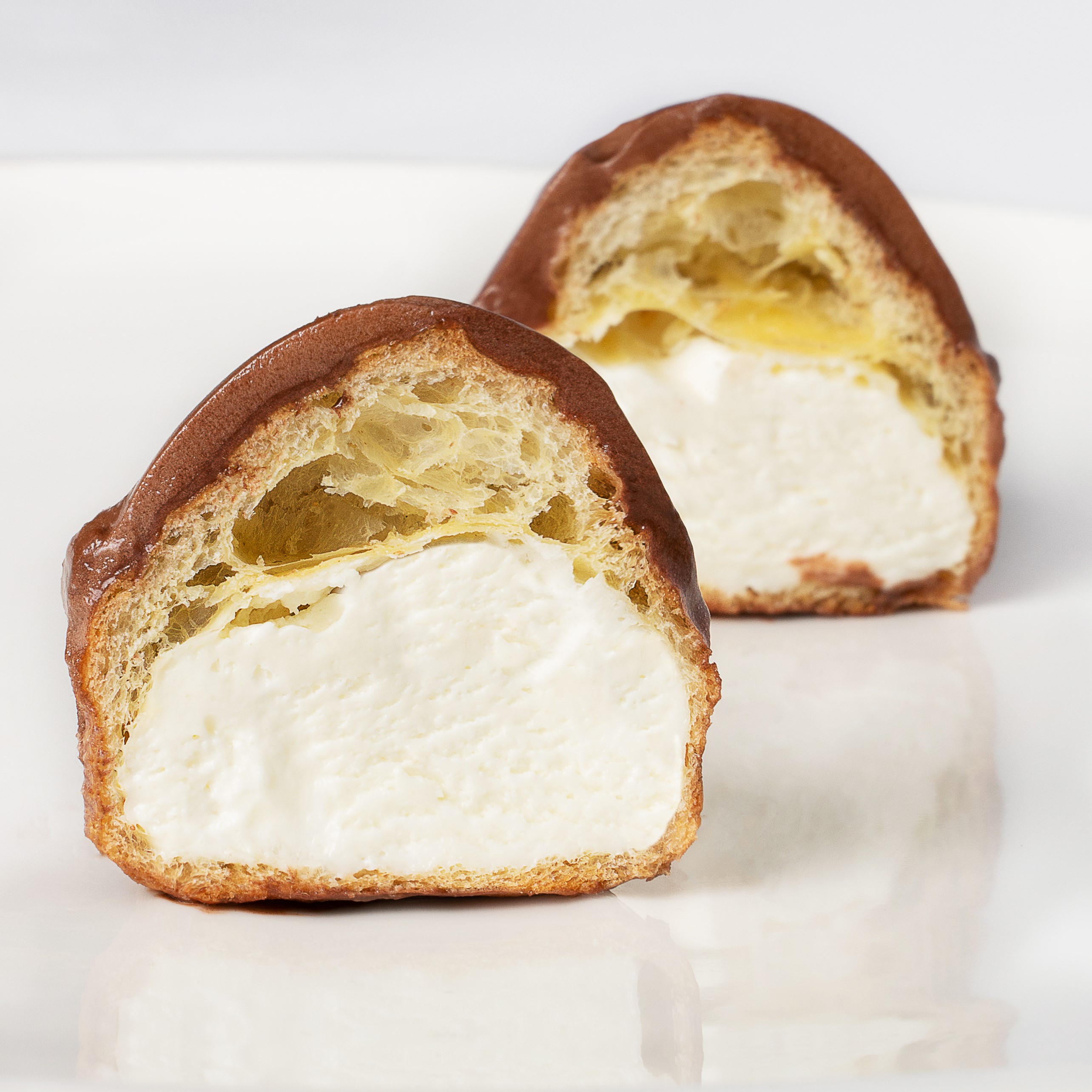 Большие профитроли из заварного теста с начинкой из свежих взбитых сливок, покрытые нежнейшим шоколадно-сливочным соусом. изображение 5