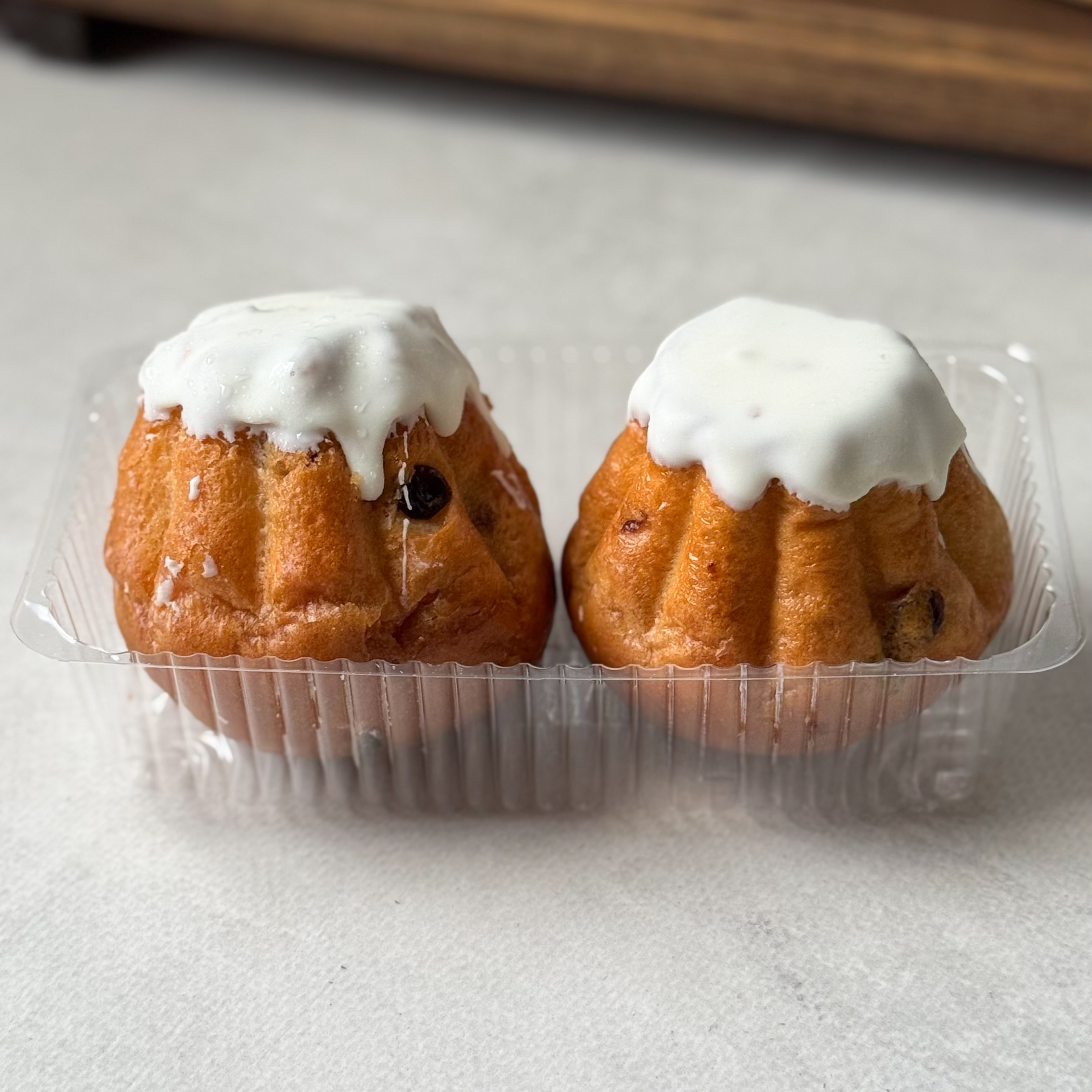 Классическая выпечка из бисквита с изюмом, пропитанного ромовым сиропом, с традиционной шапочкой из помадки. изображение 2