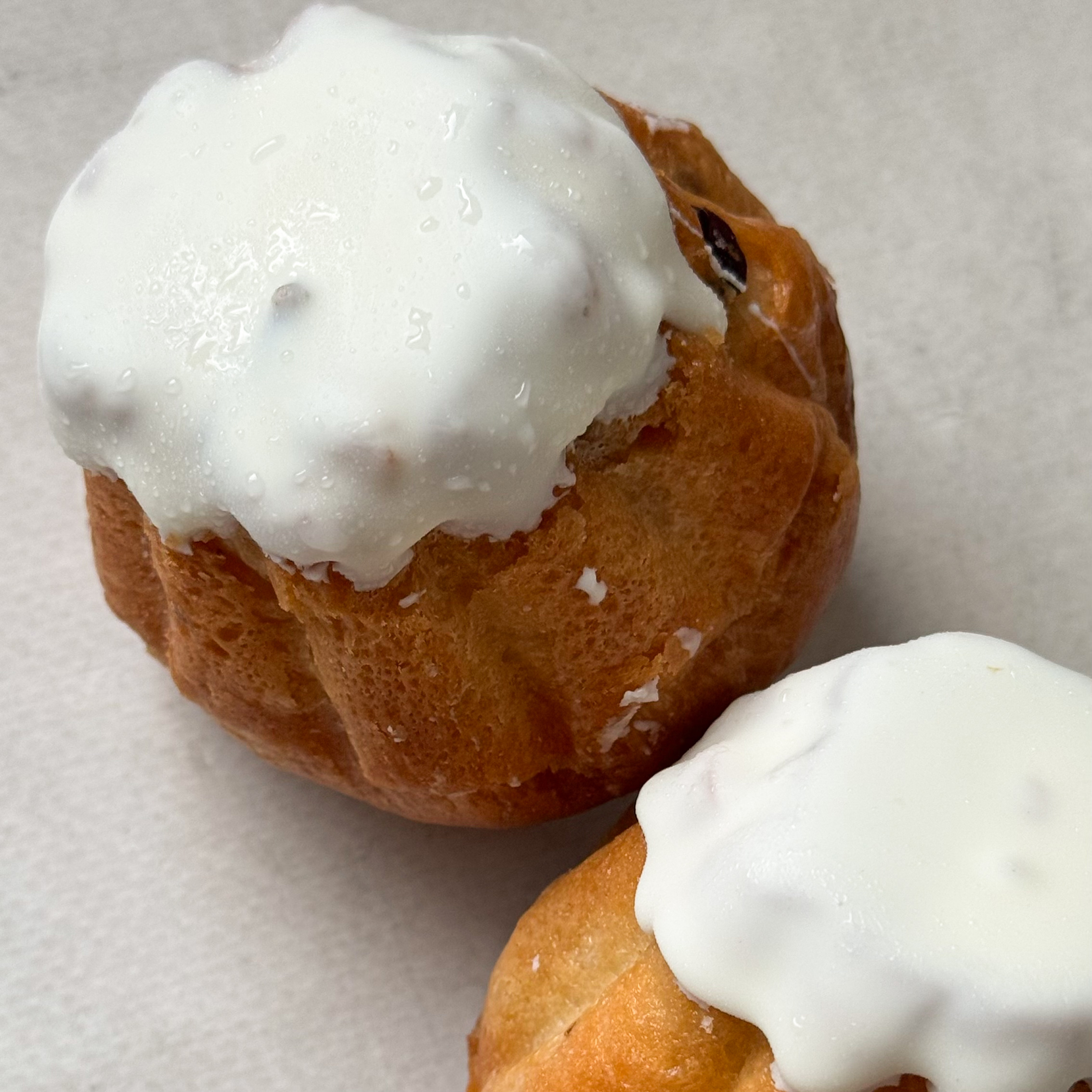 Классическая выпечка из бисквита с изюмом, пропитанного ромовым сиропом, с традиционной шапочкой из помадки. изображение 4