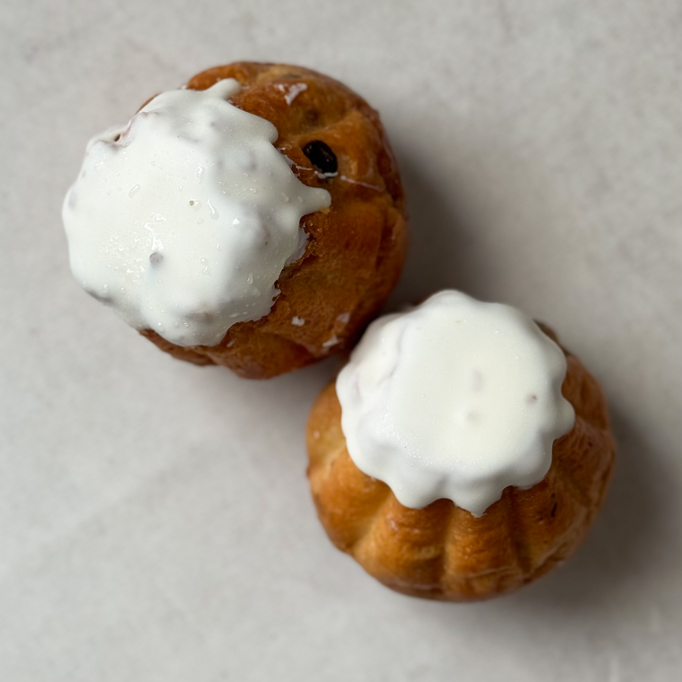 Классическая выпечка из бисквита с изюмом, пропитанного ромовым сиропом, с традиционной шапочкой из помадки. изображение 5