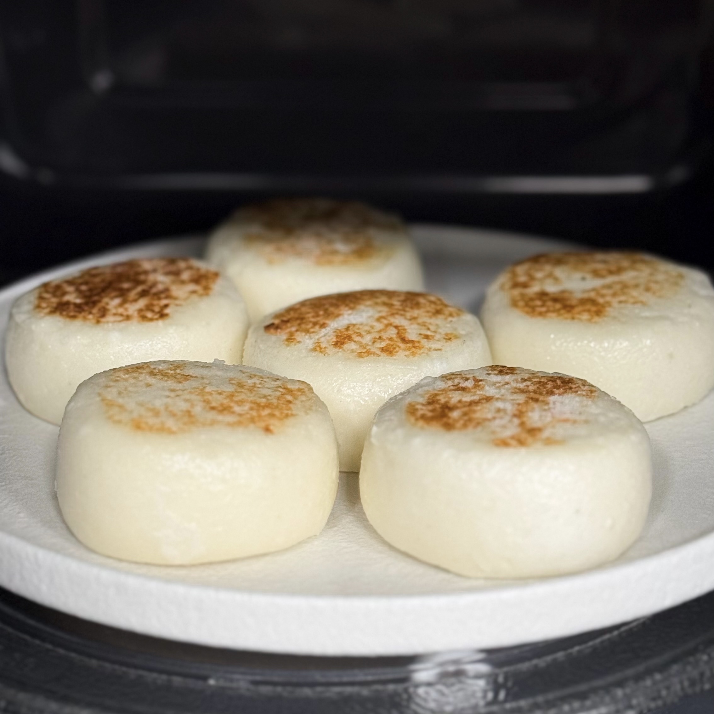 Нежные и ароматные классические сырники, которые тают во рту. Они идеально подходят для завтрака или перекуса, а также могут стать отличным дополнением к чаю или кофе. Сытные и питательные, эти сырники подарят вам заряд энергии на весь день. изображение 5