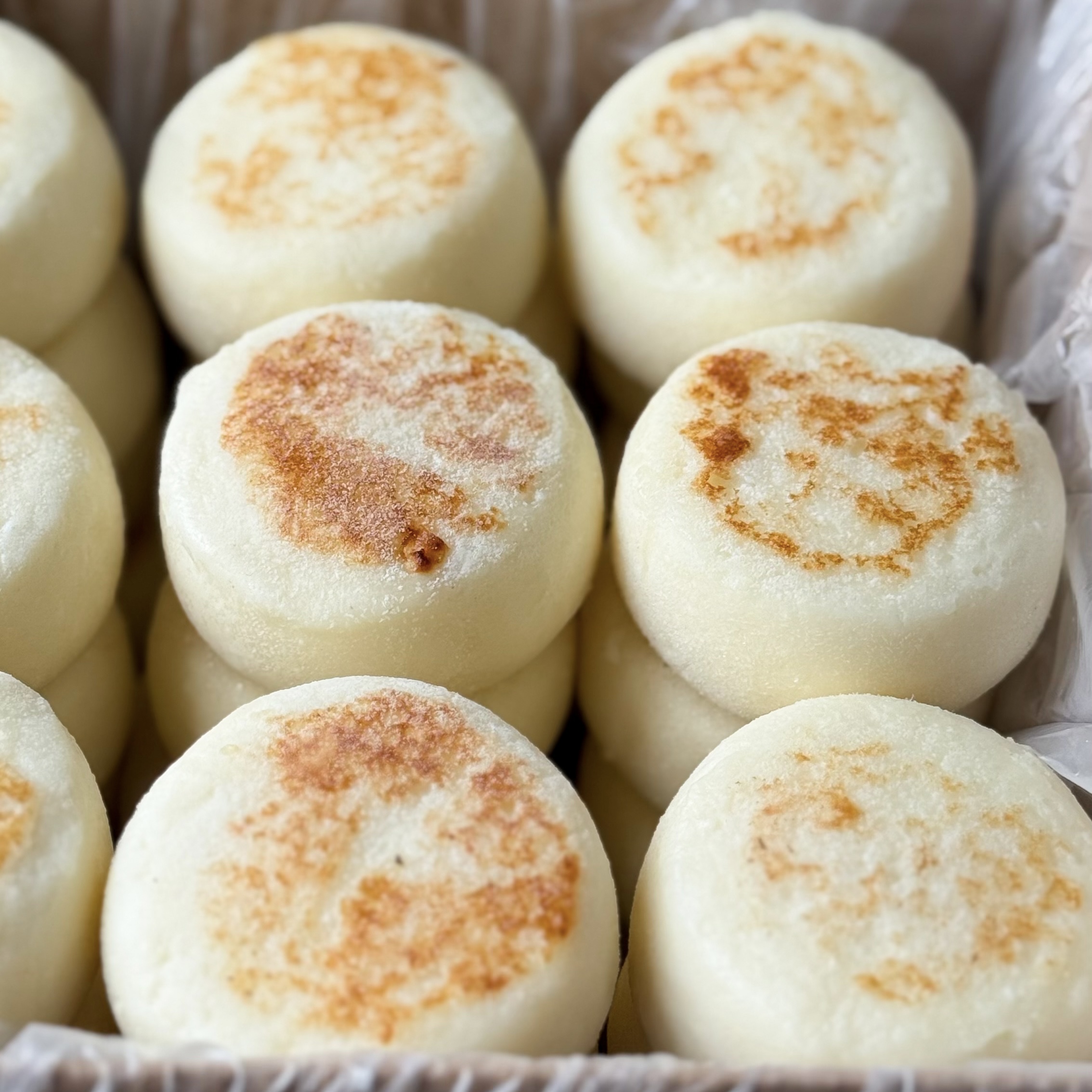 Нежные и ароматные классические сырники, которые тают во рту. Они идеально подходят для завтрака или перекуса, а также могут стать отличным дополнением к чаю или кофе. Сытные и питательные, эти сырники подарят вам заряд энергии на весь день. изображение 9