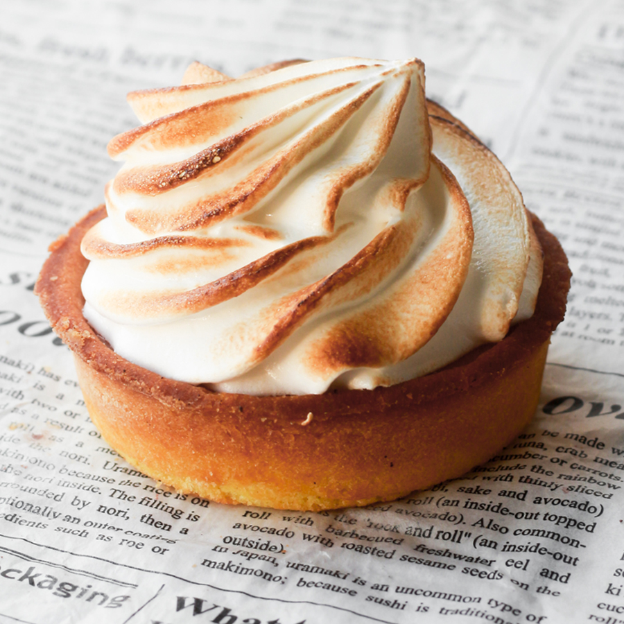 Лимонная классическая выпечка, легкий, воздушный десерт, который никогда не надоедает. Его сбалансированный кисло-сладкий вкус покоряет с первого укуса. Нежнейшая начинка, скрытая под шапочкой пушистой меренги, моментально тает во рту, а сама меренга дополняет цитрусовую кислинку своей сладостью изображение 1