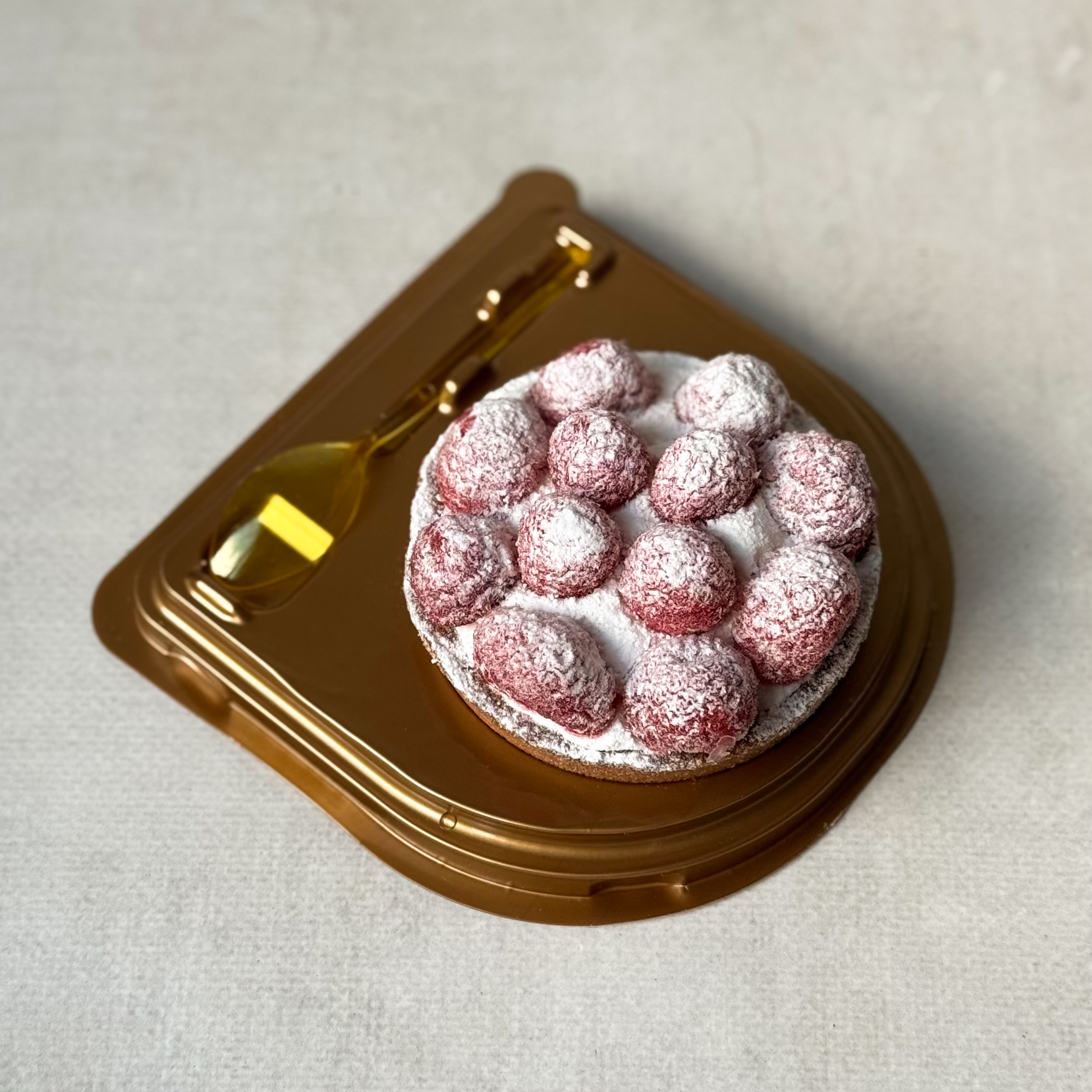 Заварной крем, взбитые сливки и спелая малина в корзиночке из песочного теста в индивид.упаковке с ложкой изображение 3