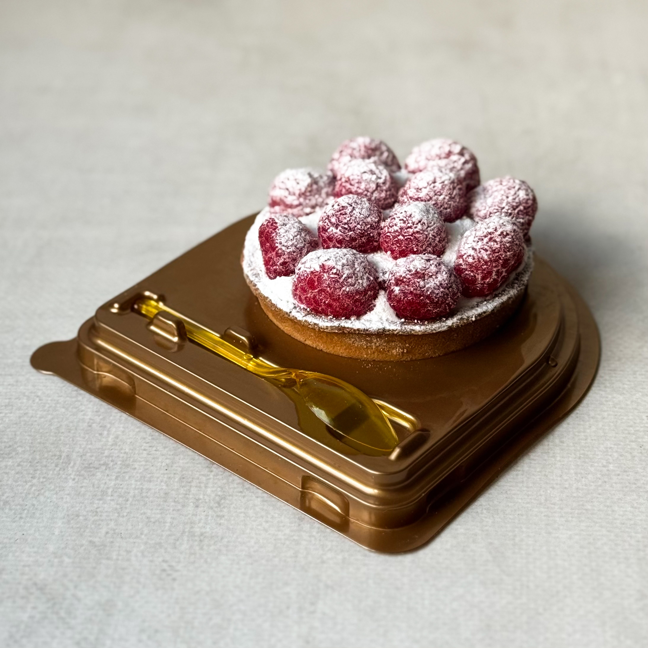 Заварной крем, взбитые сливки и спелая малина в корзиночке из песочного теста в индивид.упаковке с ложкой изображение 5