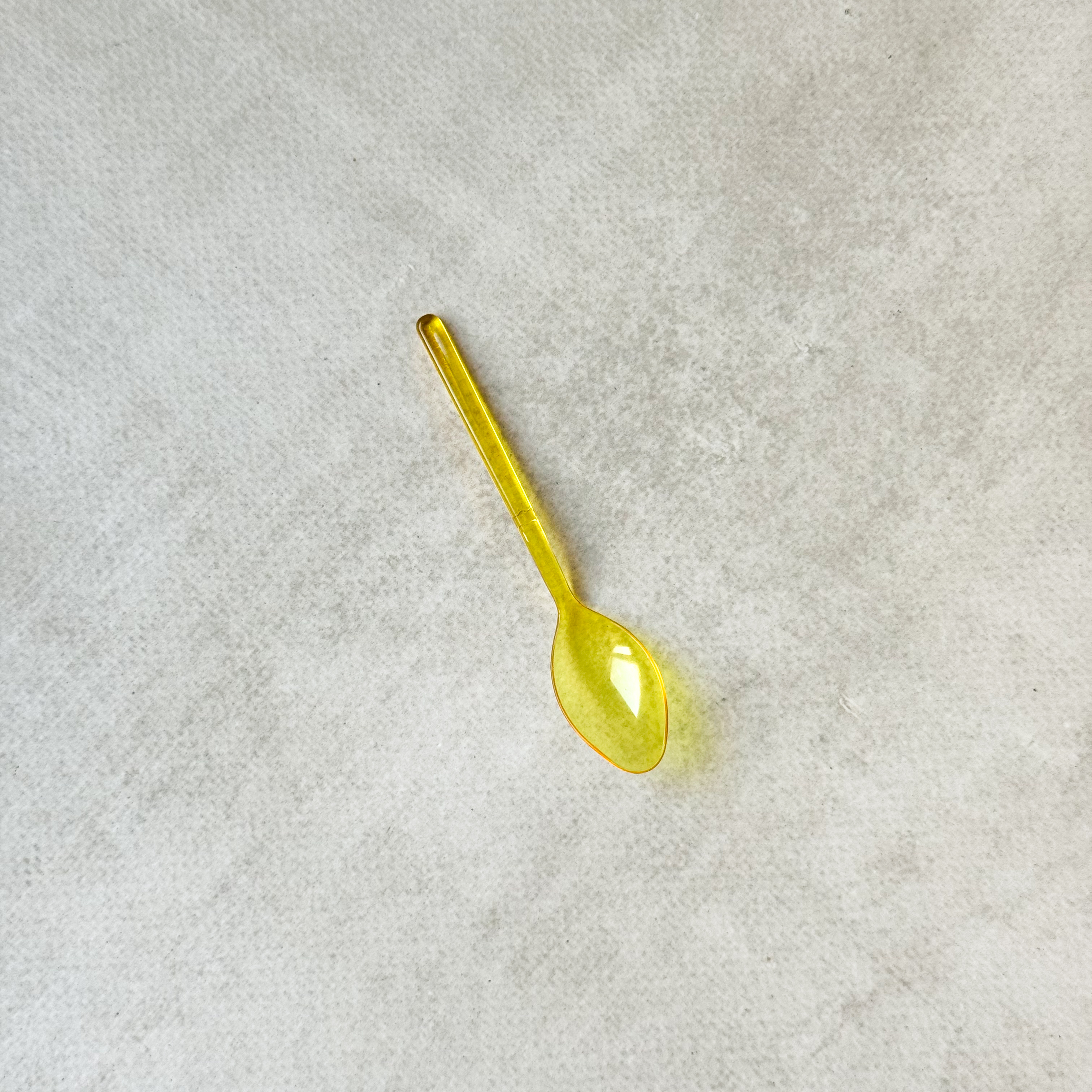 Заварной крем, взбитые сливки и спелая малина в корзиночке из песочного теста в индивид.упаковке с ложкой изображение 6