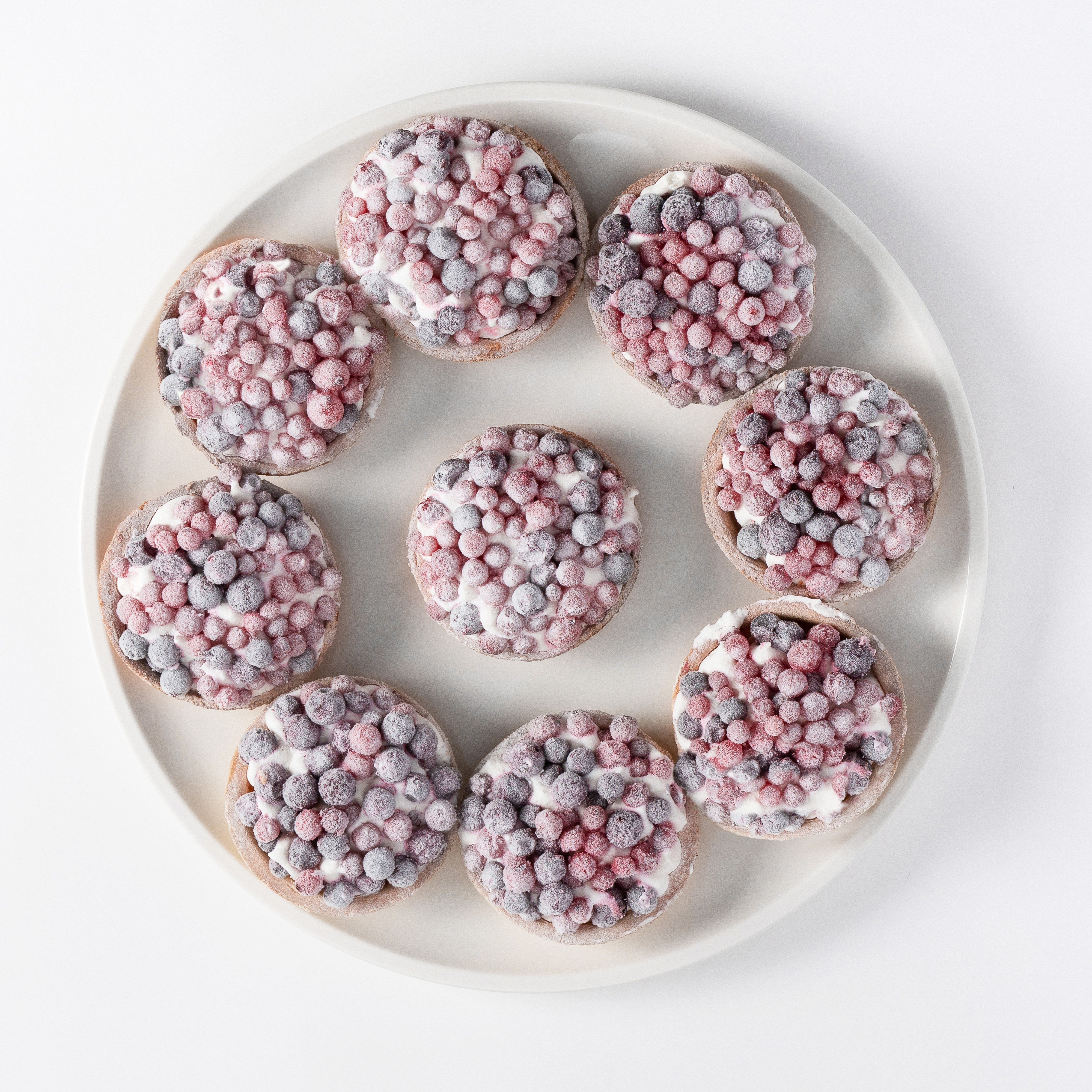 Ягодная тарталетка с начинкой из пюре чёрной смородины, взбитыми сливками и ягодами чёрной смородины в корзиночке из песочного теста. изображение 2