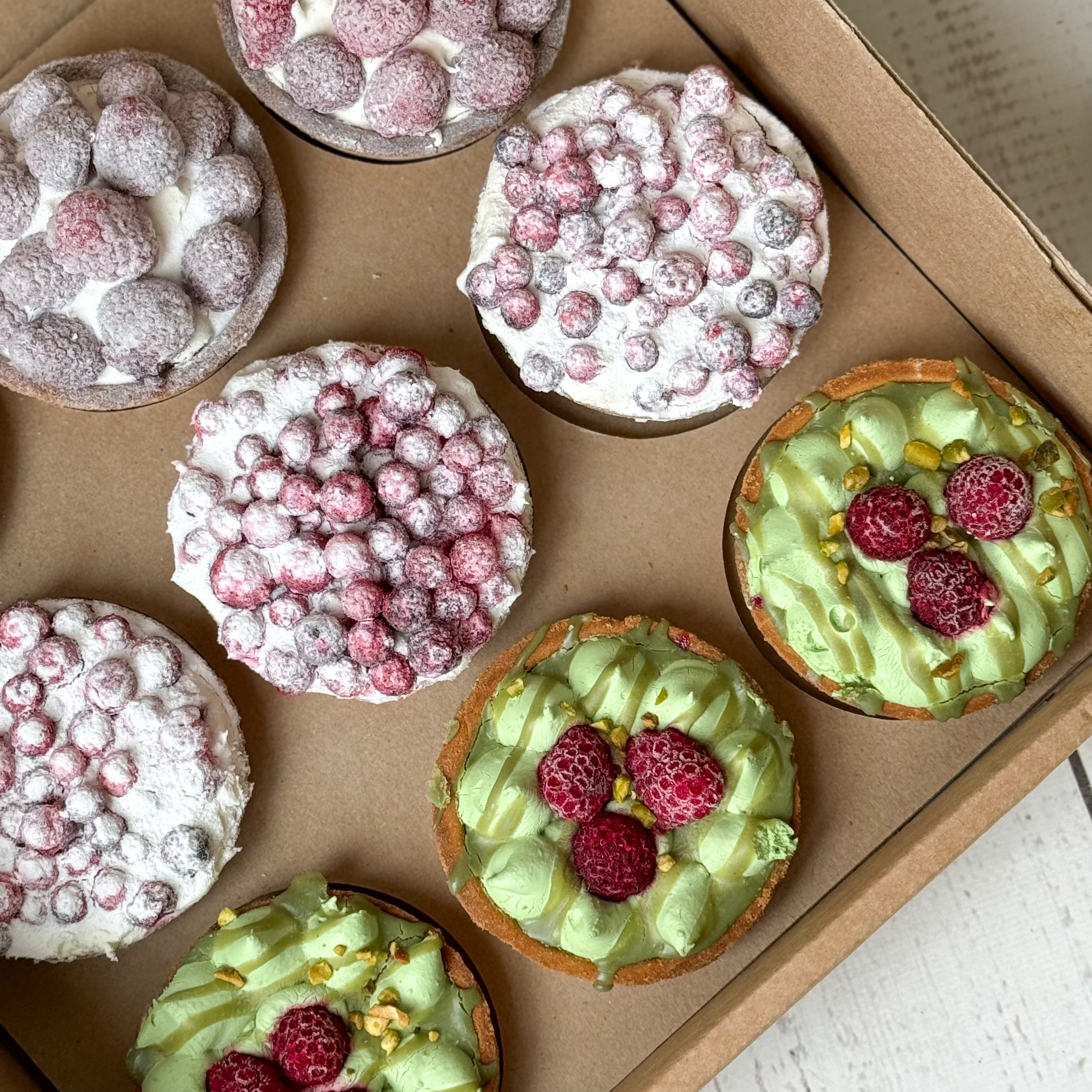 Ассорти из 9 тарталеток 3 вкусов: фисташковые (3 шт.), малиновые (3 шт.), смородиновые (3 шт.) изображение 3