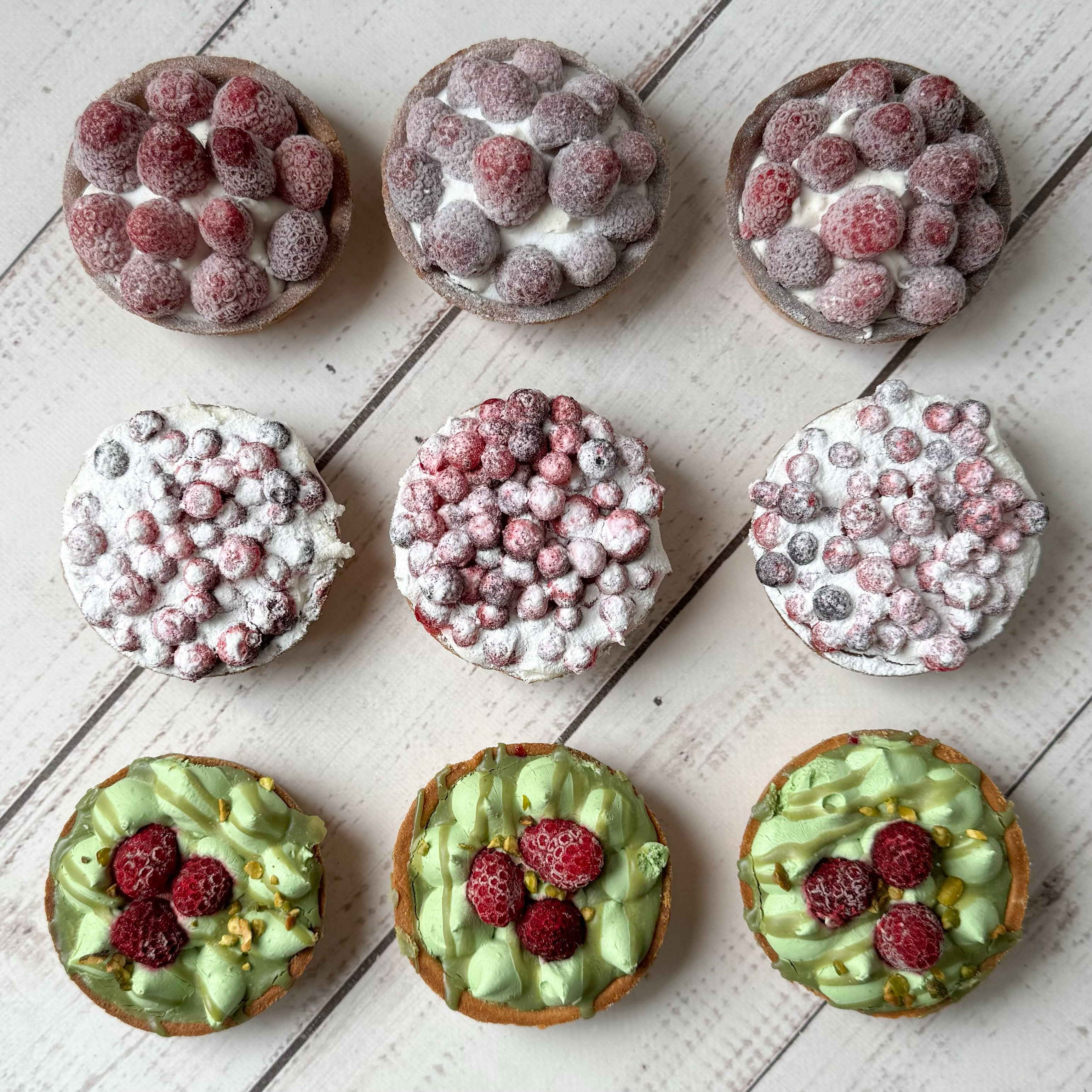 Ассорти из 9 тарталеток 3 вкусов: фисташковые (3 шт.), малиновые (3 шт.), смородиновые (3 шт.) изображение 4