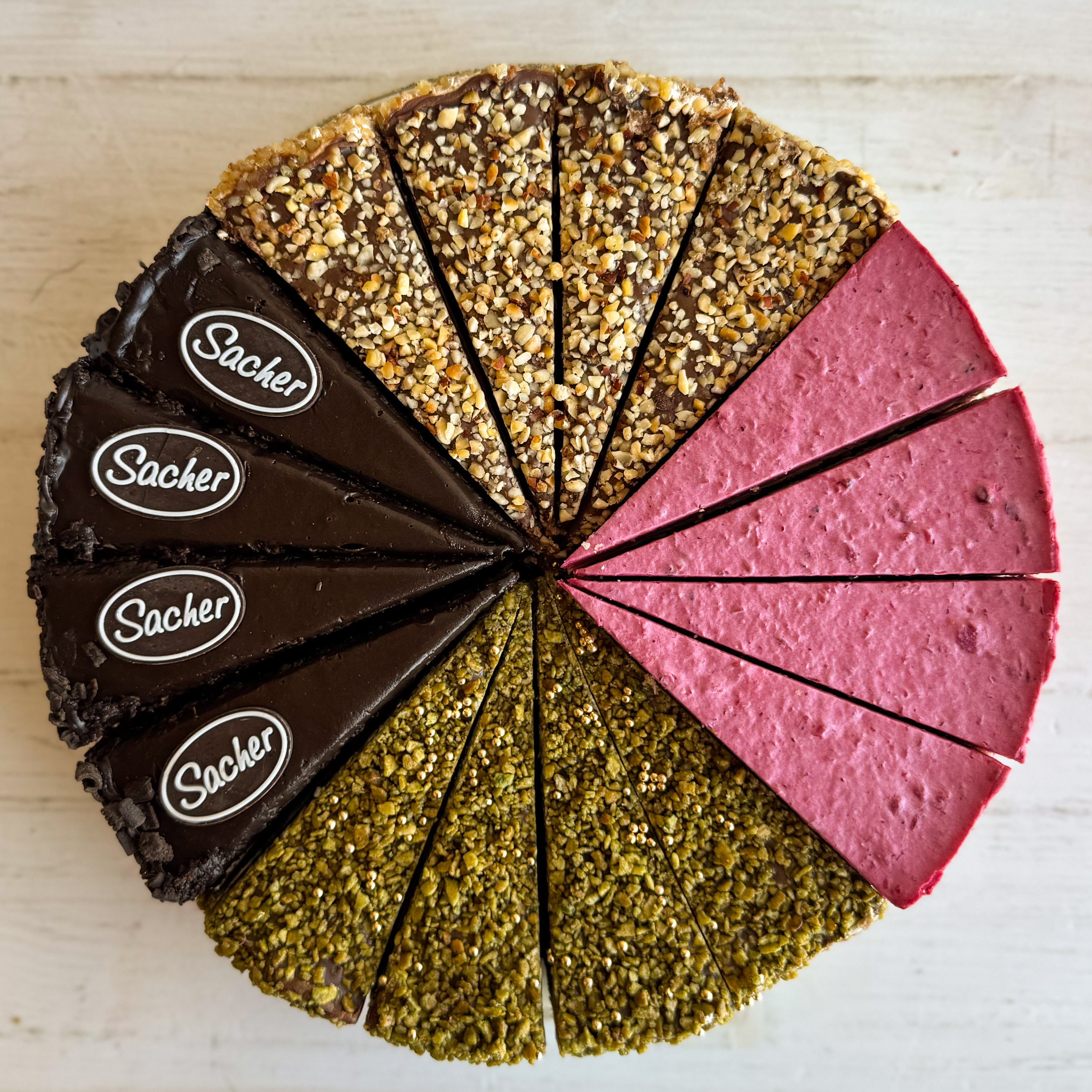 Ассорти из 4 видов популярных тортов, 16 порций. изображение 1