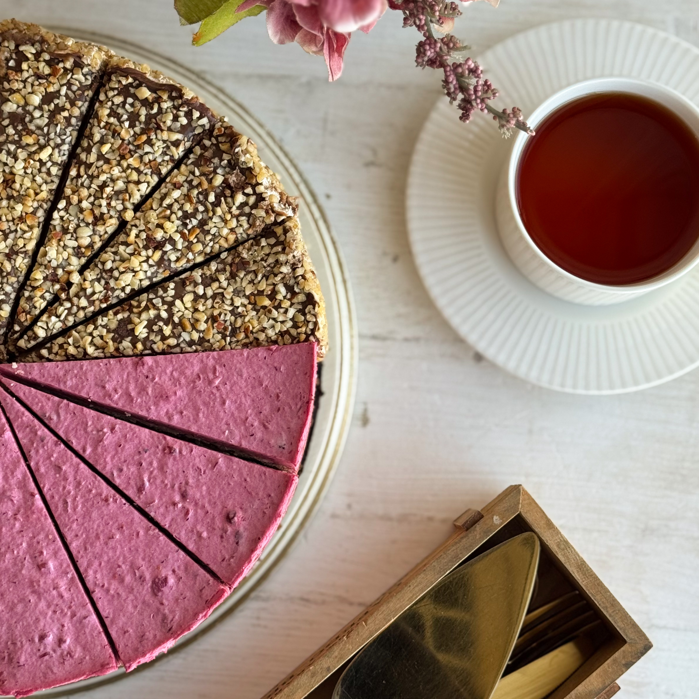 Ассорти из 4 видов популярных тортов, 16 порций. изображение 2