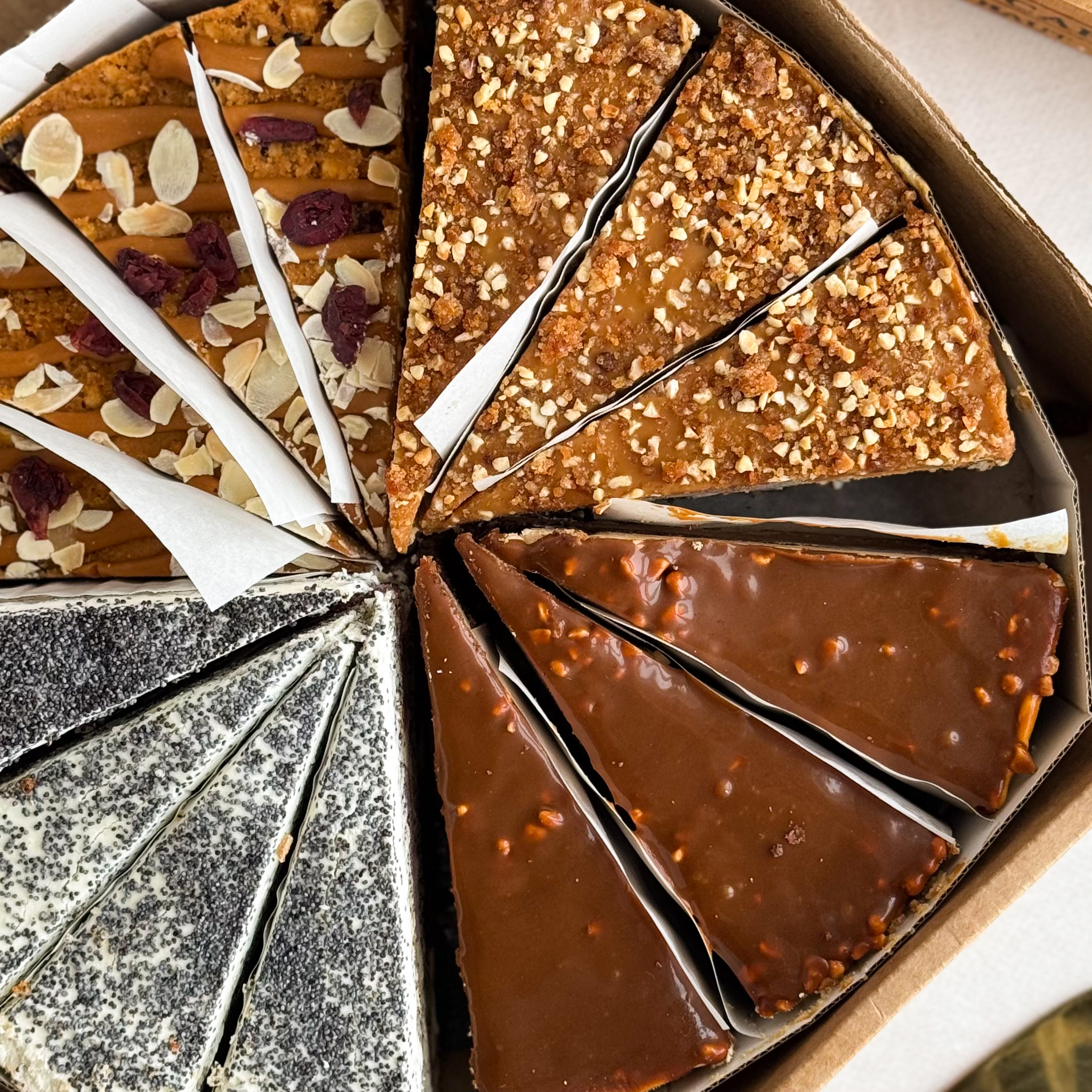 Торт Ассорти New 14 порций 4 вкуса (Карамель-орех, Банан-карамель, Маковый,Руслан) изображение 2