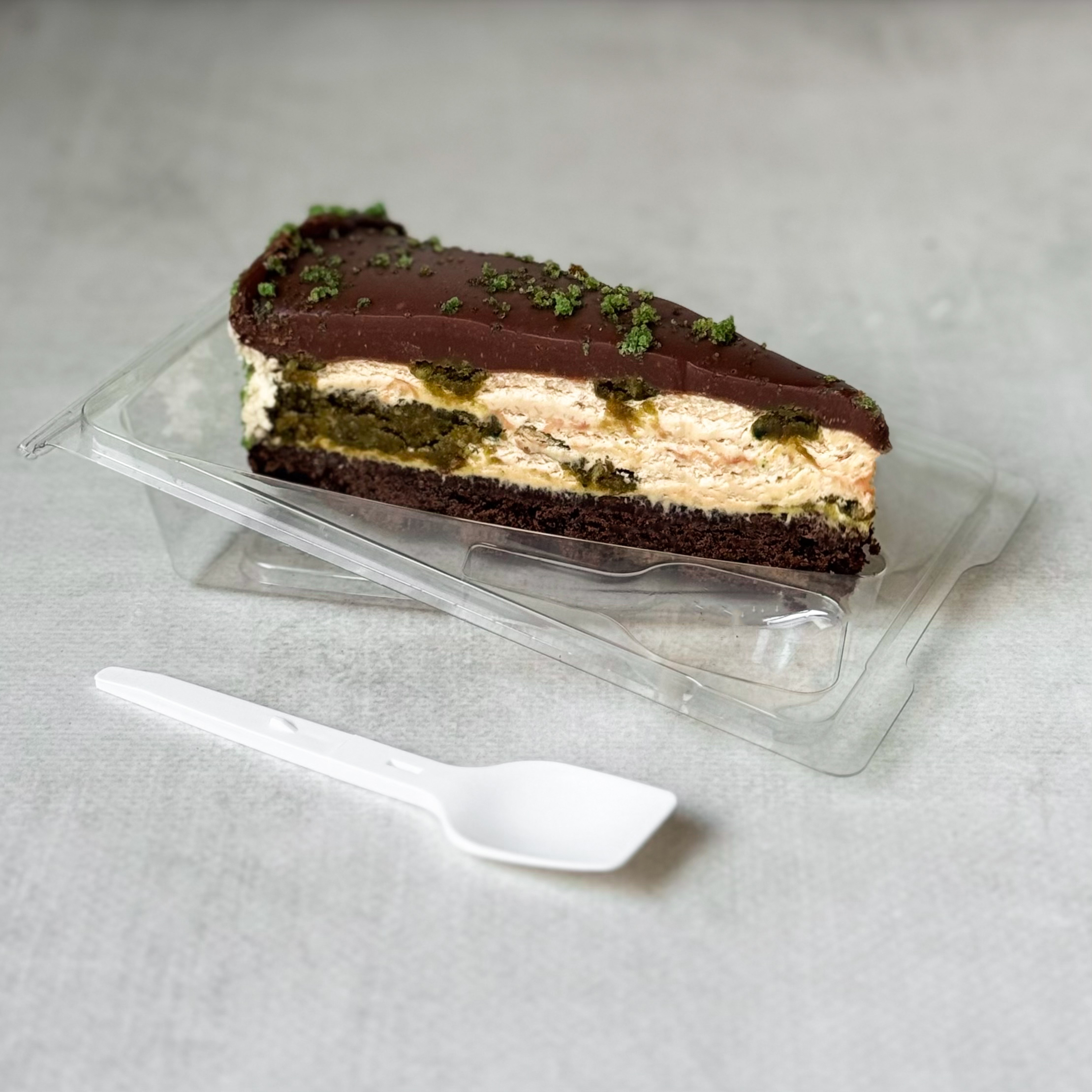 Хит среди фисташковых десертов! Торт, вдохновлённый легендарным лакомством из арабских стран. Шоколадная подложка, фисташковое пралине из настоящей фисташковой пасты с дроблёными фисташками, хрустящая крошка и нежнейший тягучий крем. Сверху торт украшен густым слоем качественного молочного шоколада с тонким ароматом какао-бобов и фисташковой посыпкой. Весь секрет незабываемого вкуса - в уникальной рецептуре, где все ингредиенты создают единую симфонию. изображение 1