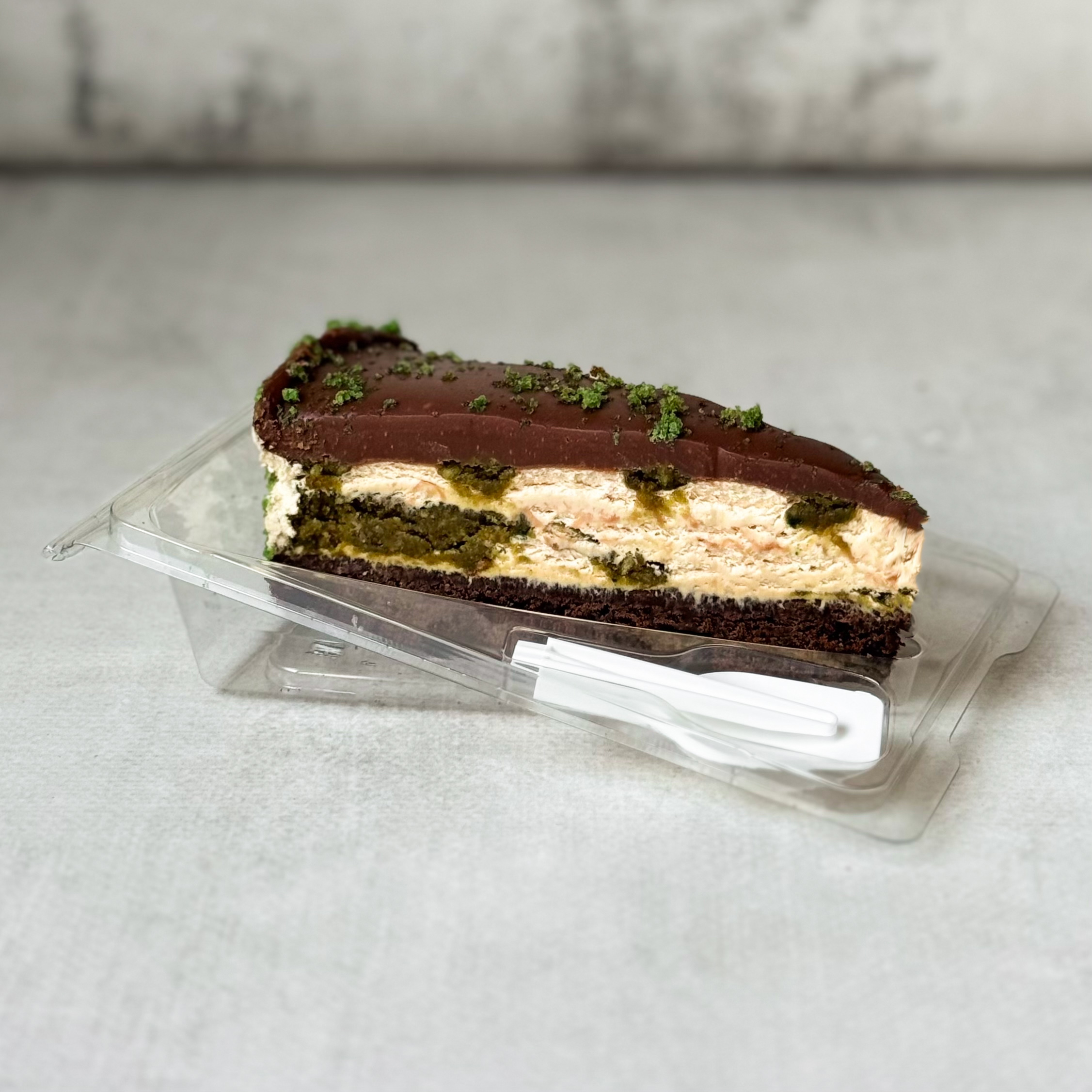 Хит среди фисташковых десертов! Торт, вдохновлённый легендарным лакомством из арабских стран. Шоколадная подложка, фисташковое пралине из настоящей фисташковой пасты с дроблёными фисташками, хрустящая крошка и нежнейший тягучий крем. Сверху торт украшен густым слоем качественного молочного шоколада с тонким ароматом какао-бобов и фисташковой посыпкой. Весь секрет незабываемого вкуса - в уникальной рецептуре, где все ингредиенты создают единую симфонию. изображение 3