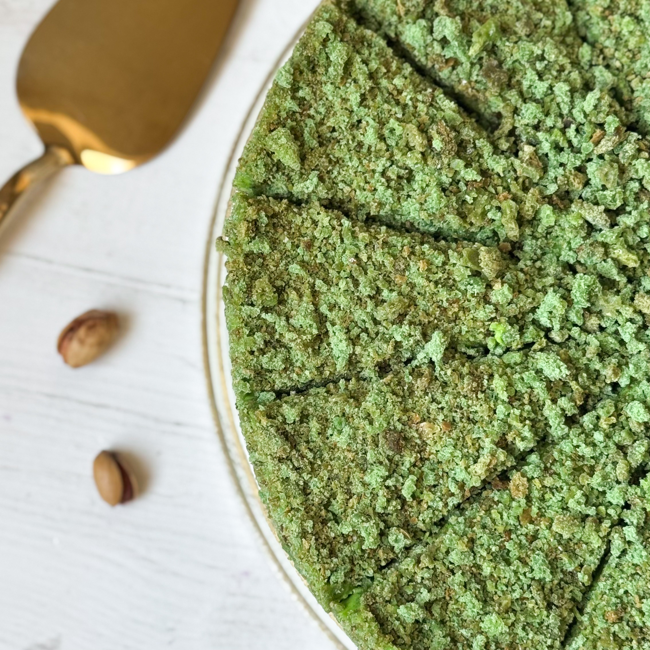 Солоноватый вкус фисташки с нежным муссом и малиновым конфитюром - невероятно сочный торт!  изображение 7