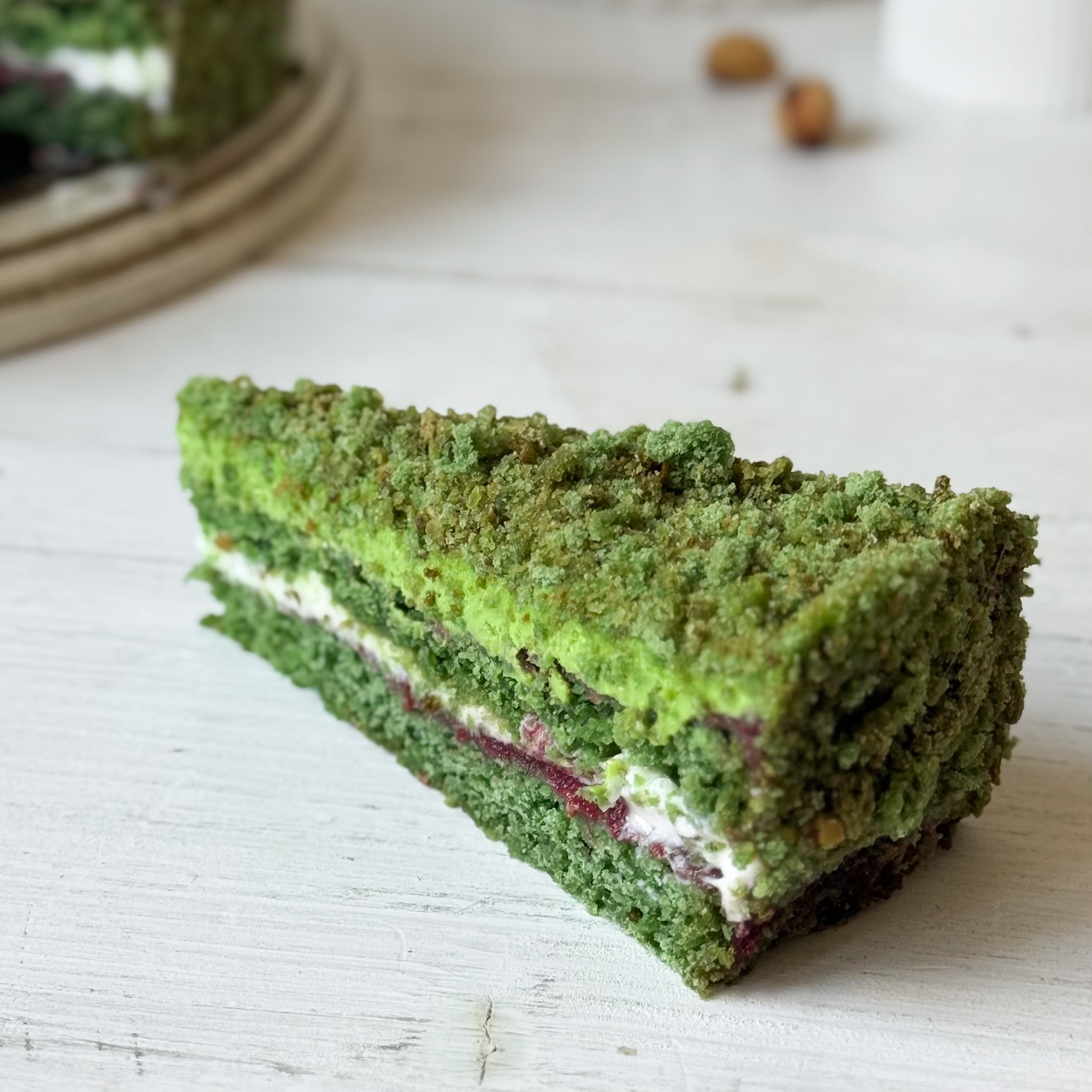 Солоноватый вкус фисташки с нежным муссом и малиновым конфитюром - невероятно сочный торт!  изображение 8