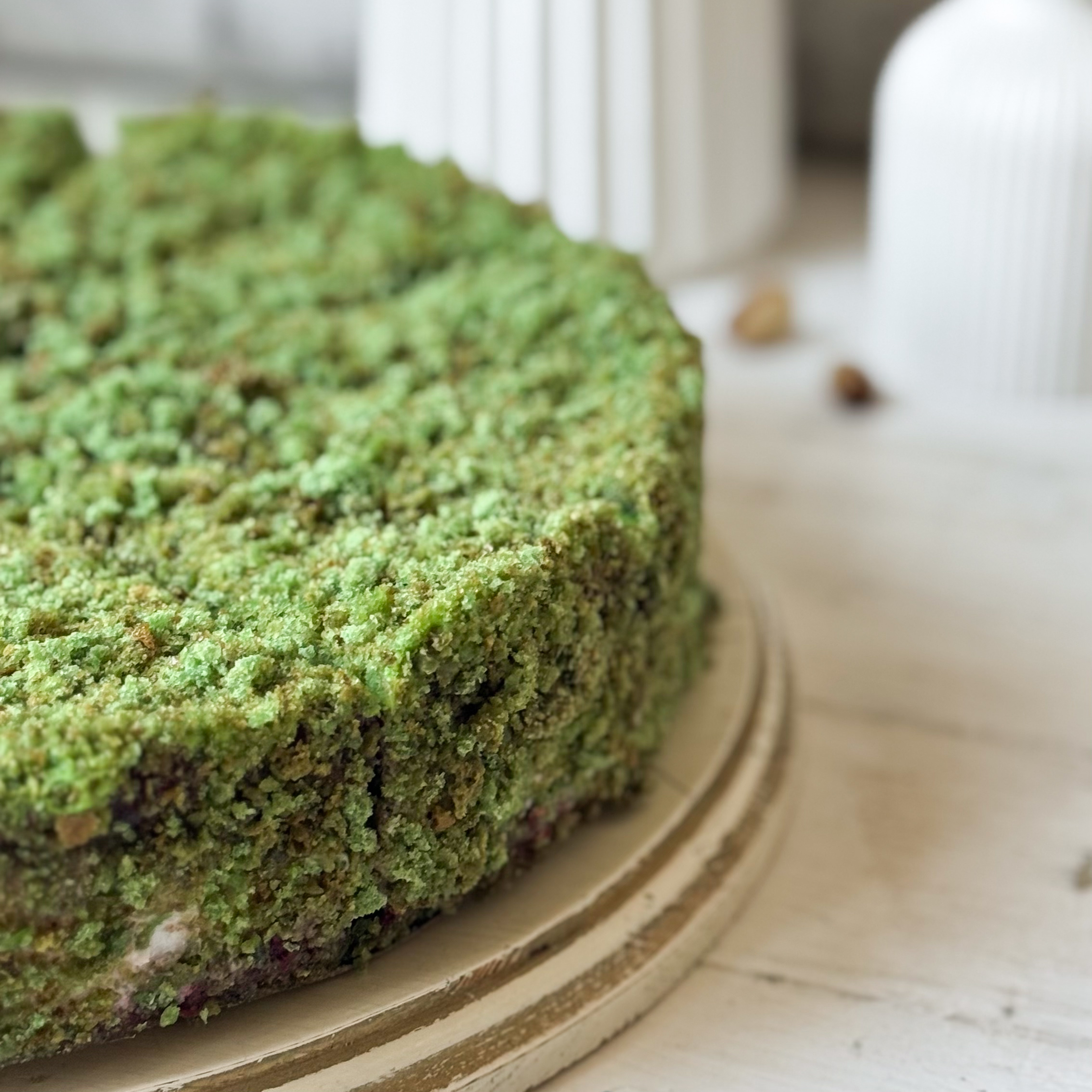 Солоноватый вкус фисташки с нежным муссом и малиновым конфитюром - невероятно сочный торт!  изображение 10