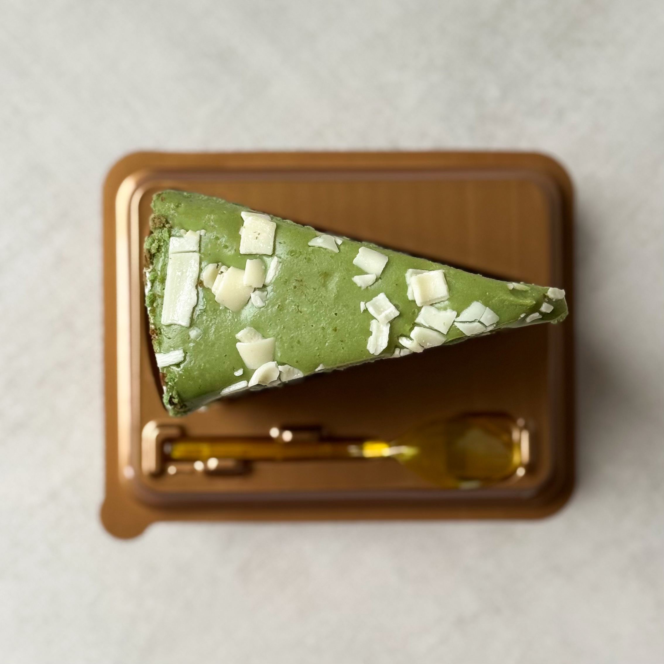 Солоноватый вкус фисташки с нежным муссом и спелой малиной - невероятно сочный торт! Сверху украшен стружкой белого шоколада.  изображение 3