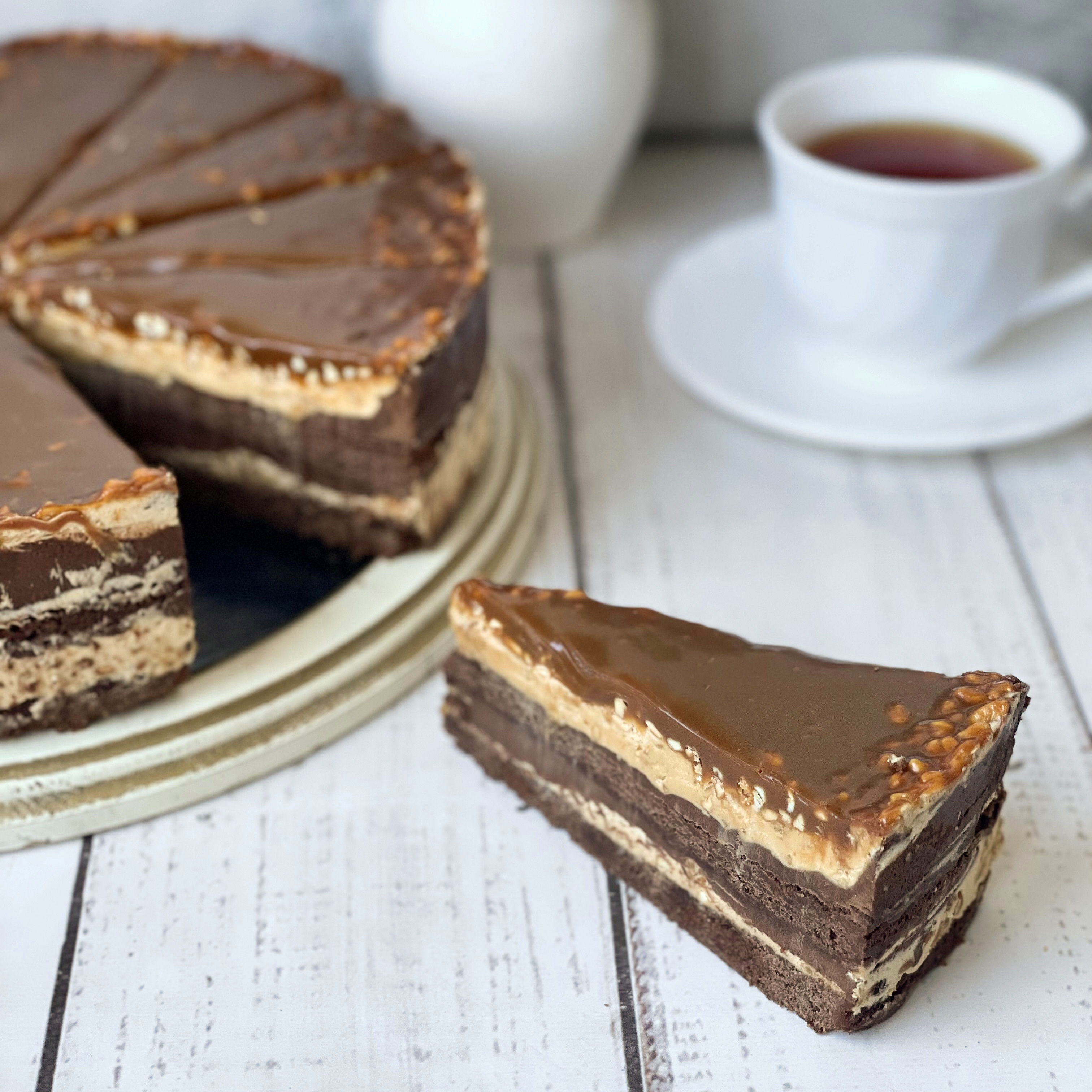 Два слоя насыщенного шоколадом брауни с прослойкой из ореховой нуги.  Торт покрыт плотным слоем мягкой карамели. изображение 1