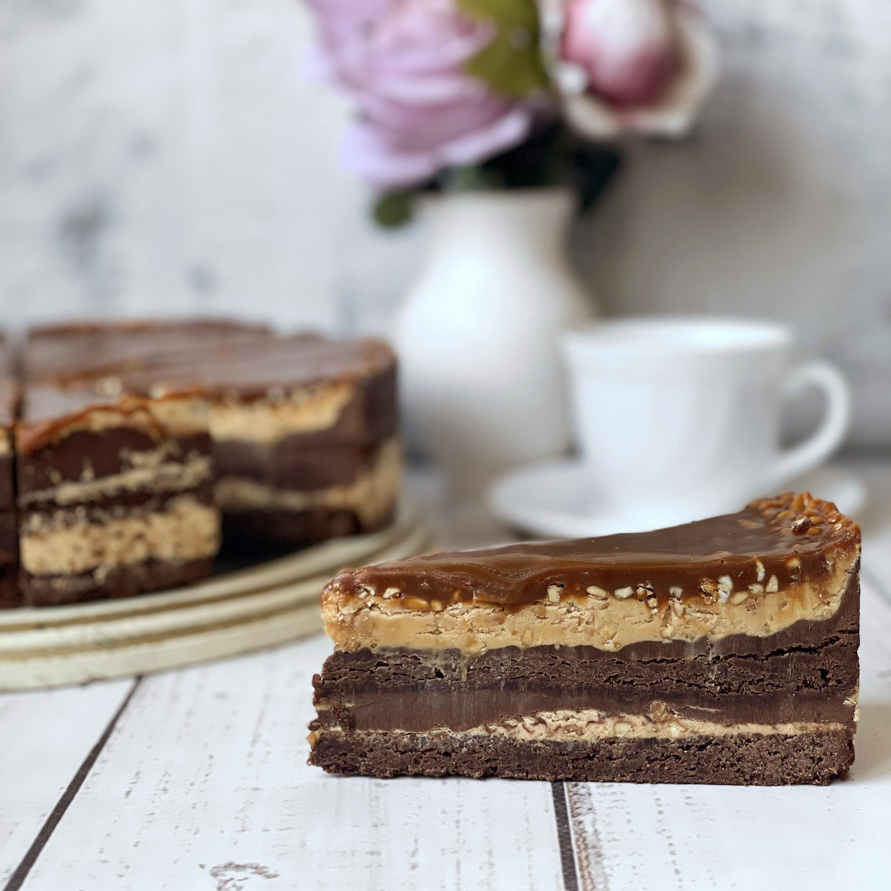 Два слоя насыщенного шоколадом брауни с прослойкой из ореховой нуги.  Торт покрыт плотным слоем мягкой карамели. изображение 2