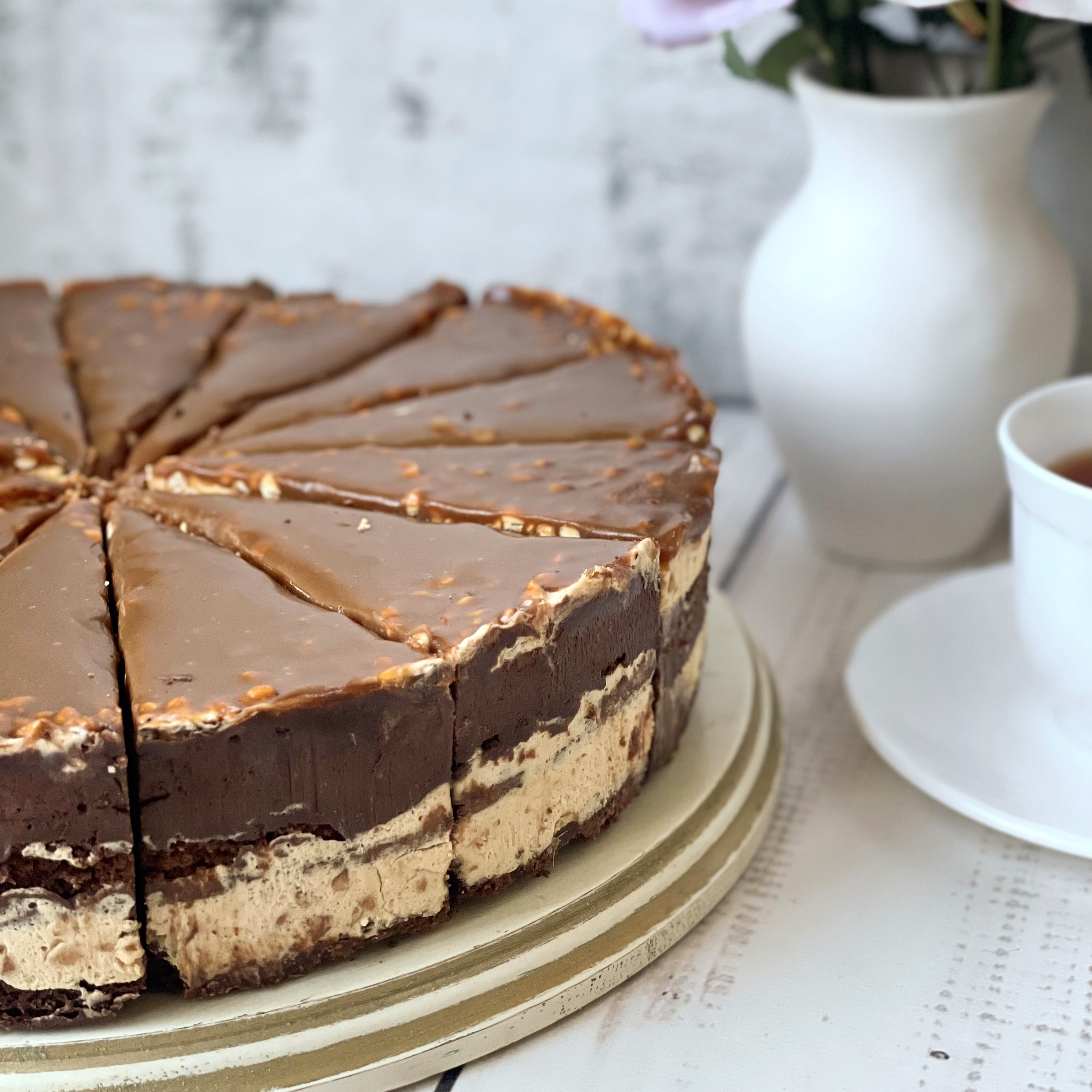 Два слоя насыщенного шоколадом брауни с прослойкой из ореховой нуги.  Торт покрыт плотным слоем мягкой карамели. изображение 5