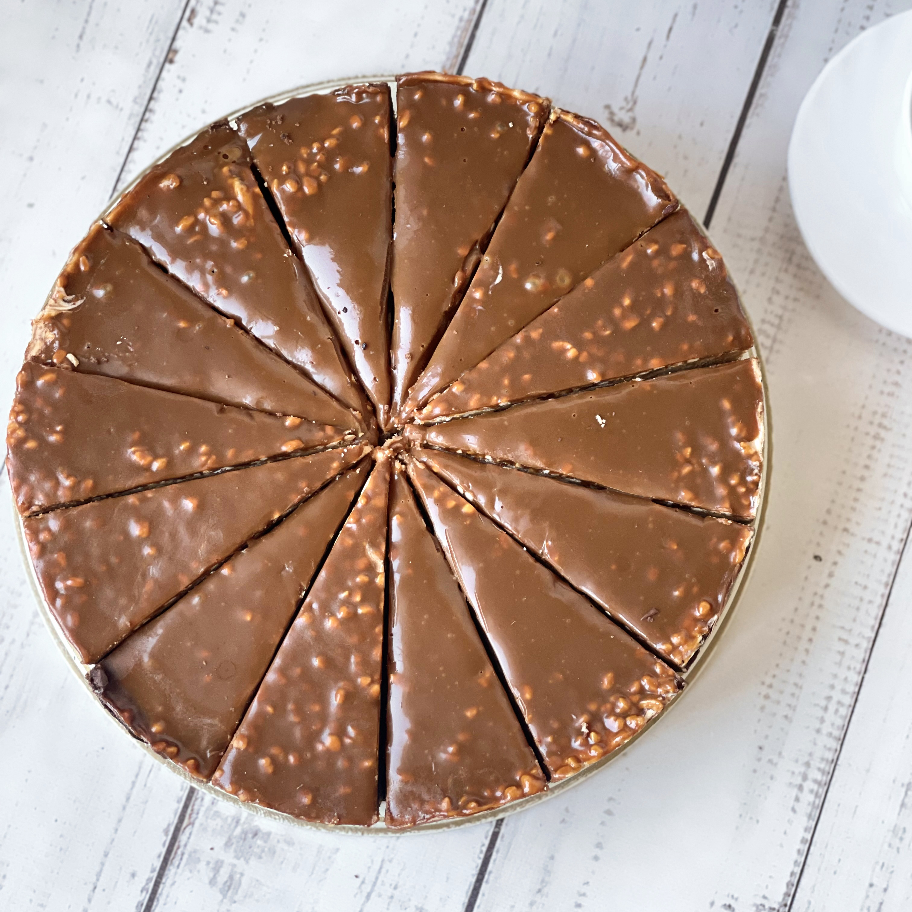 Два слоя насыщенного шоколадом брауни с прослойкой из ореховой нуги.  Торт покрыт плотным слоем мягкой карамели. изображение 6