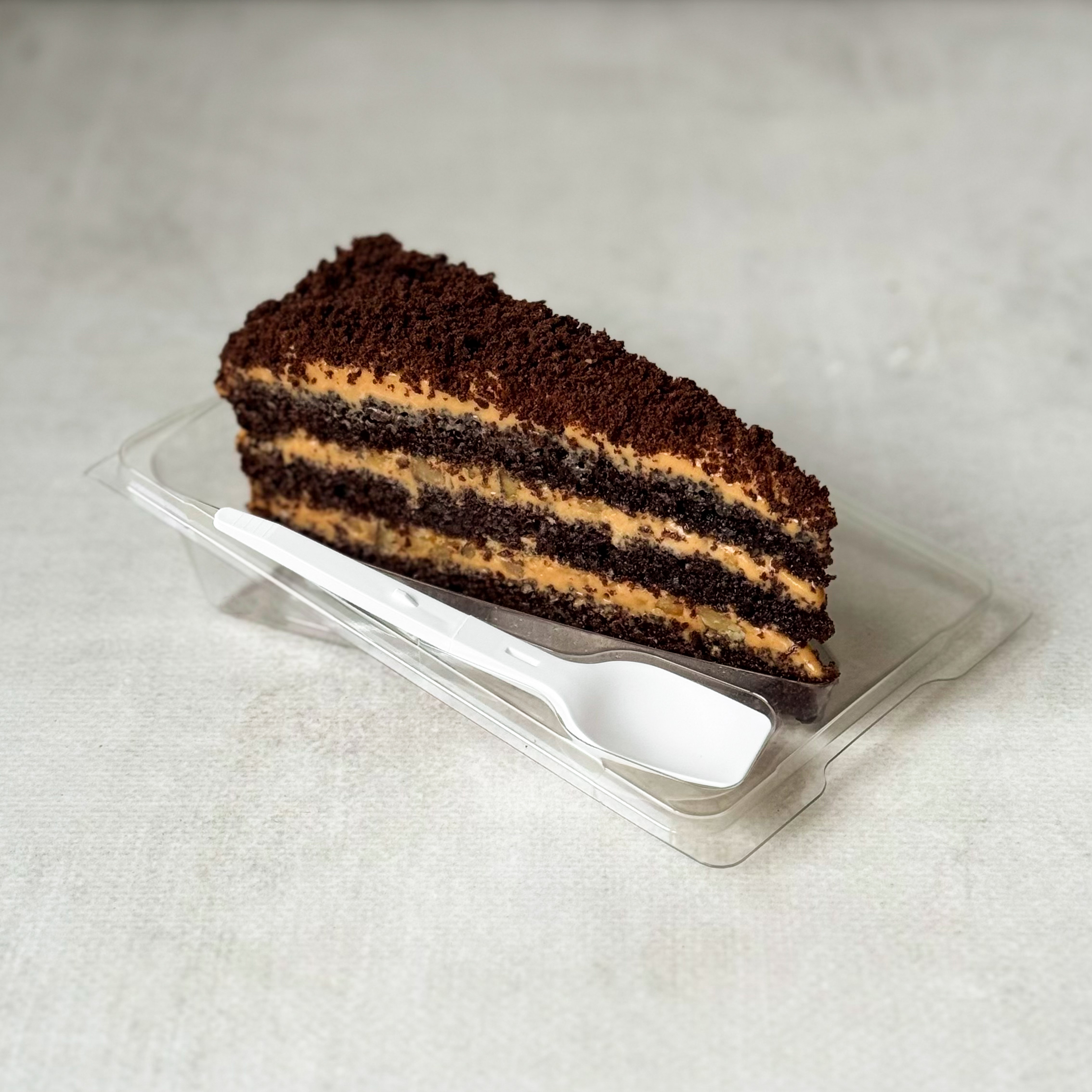 Сочный торт из слоев насыщенного шоколадного бисквита с грецким орехом и крема на основе варёной сгущёнки. изображение 1