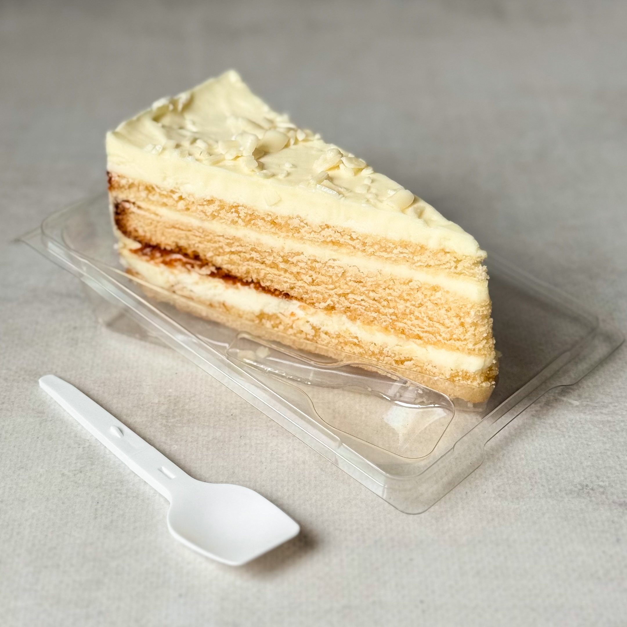 Изысканный торт из слоев нежного бисквита и творожного крема. Сверху торт украшен посыпкой из белого шоколада. изображение 1