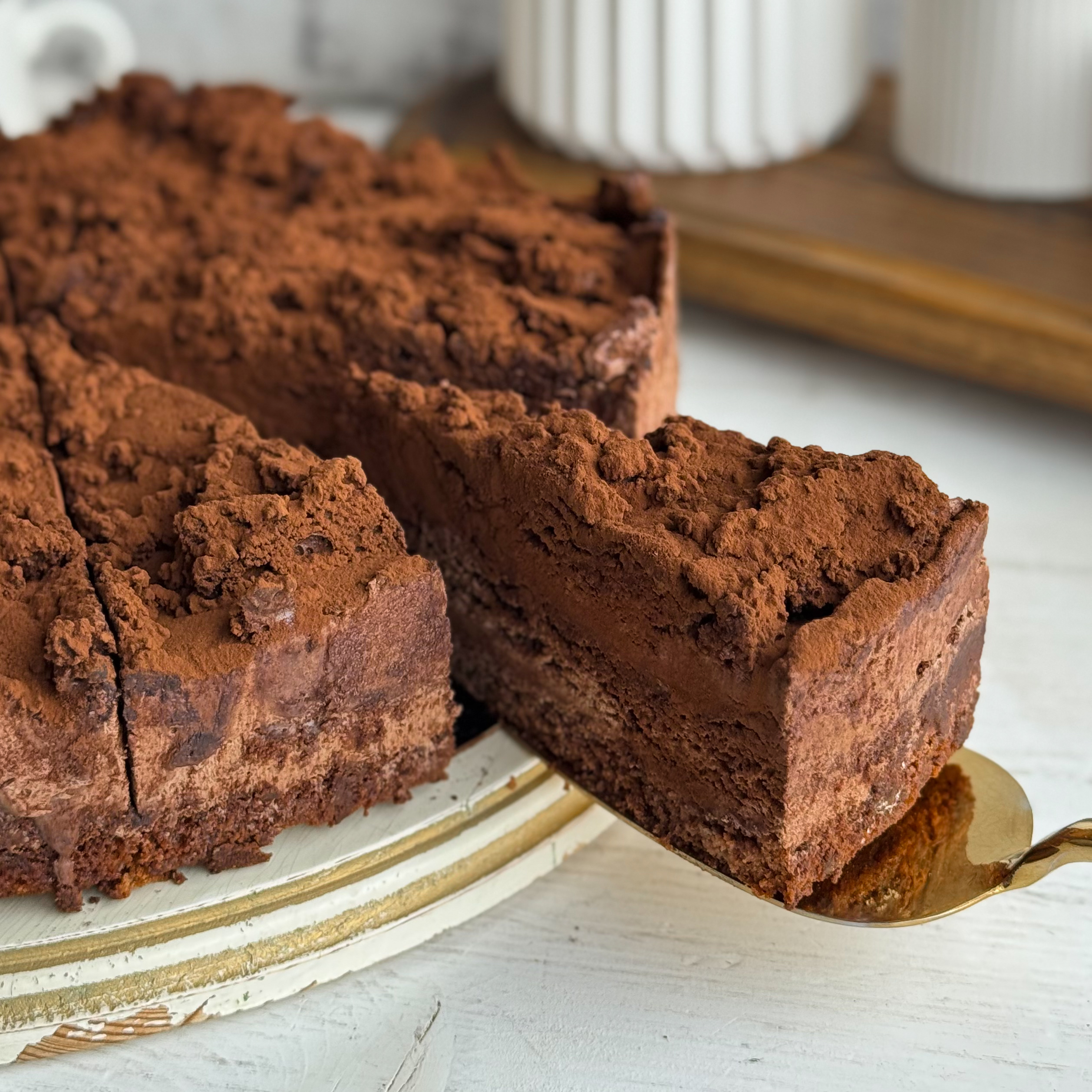  Бисквитные коржи с какао, бархатистая и нежная текстура, гармония насыщенных шоколадных нот. Торт имеет богатый, сбалансированный вкус и тает во рту.  изображение 3