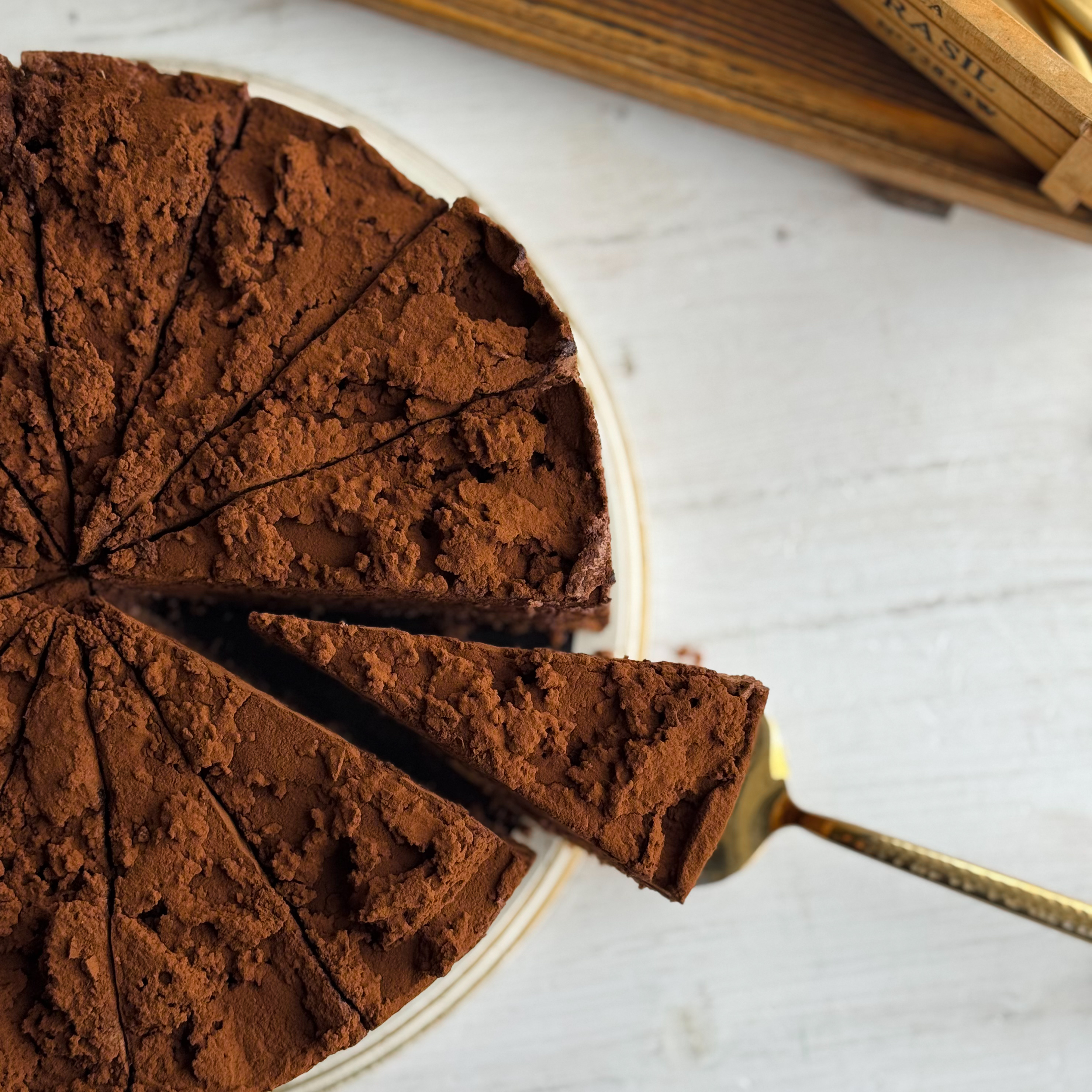  Бисквитные коржи с какао, бархатистая и нежная текстура, гармония насыщенных шоколадных нот. Торт имеет богатый, сбалансированный вкус и тает во рту.  изображение 4