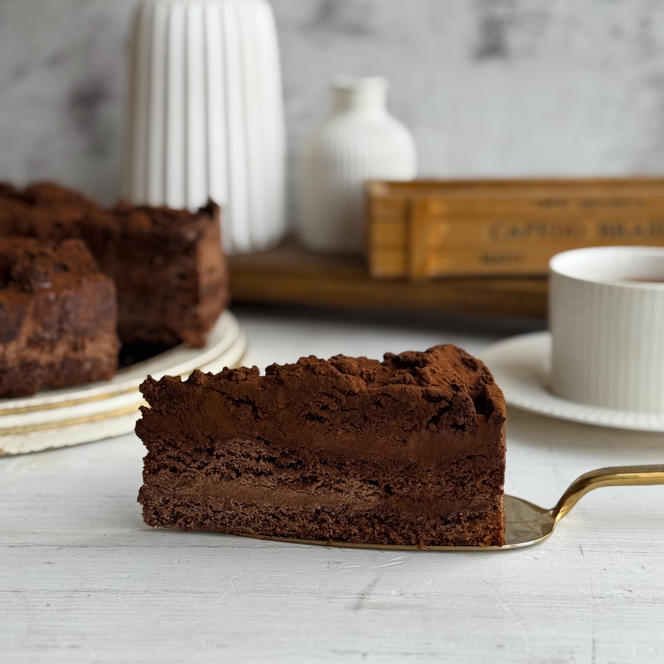  Бисквитные коржи с какао, бархатистая и нежная текстура, гармония насыщенных шоколадных нот. Торт имеет богатый, сбалансированный вкус и тает во рту.  изображение 5