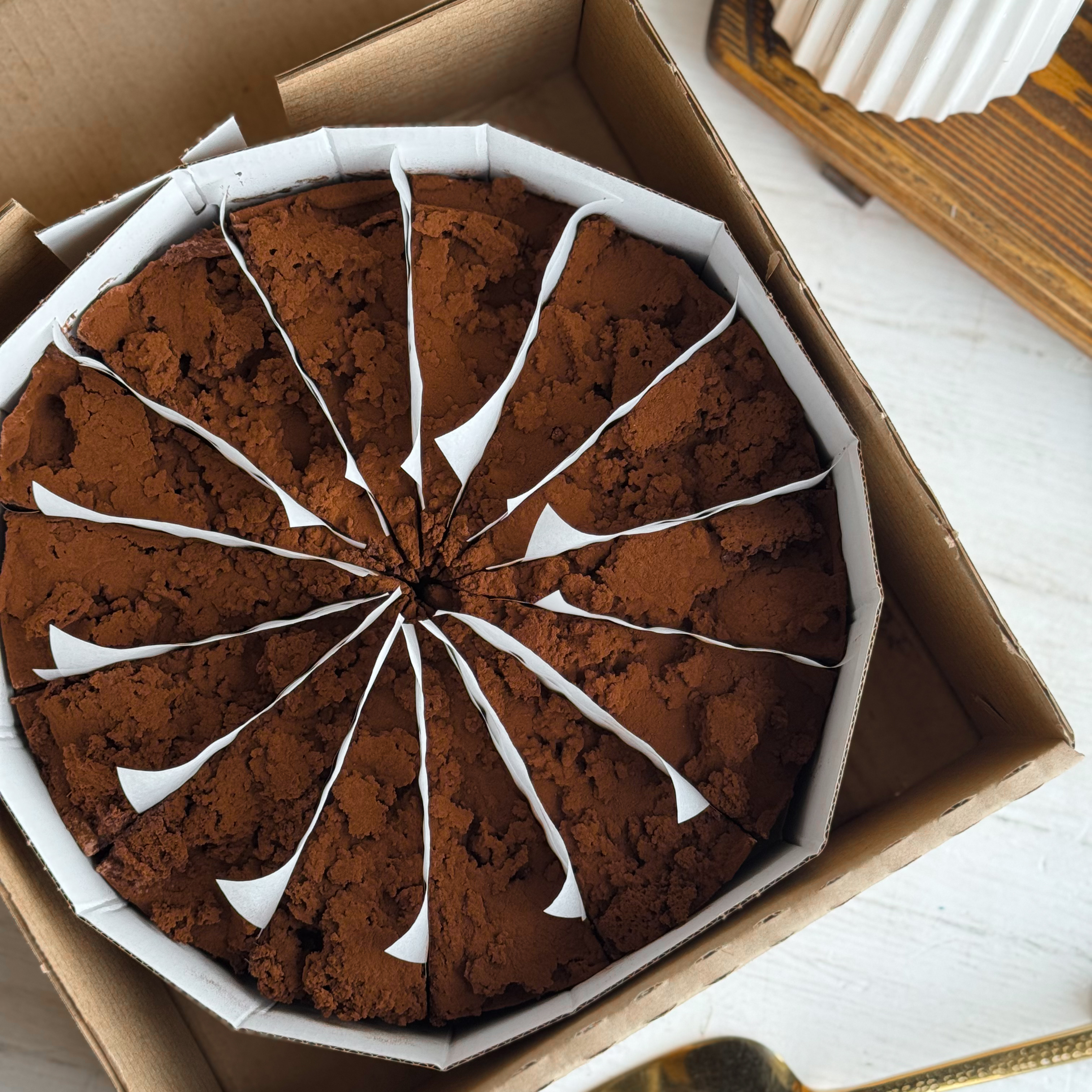  Бисквитные коржи с какао, бархатистая и нежная текстура, гармония насыщенных шоколадных нот. Торт имеет богатый, сбалансированный вкус и тает во рту.  изображение 9