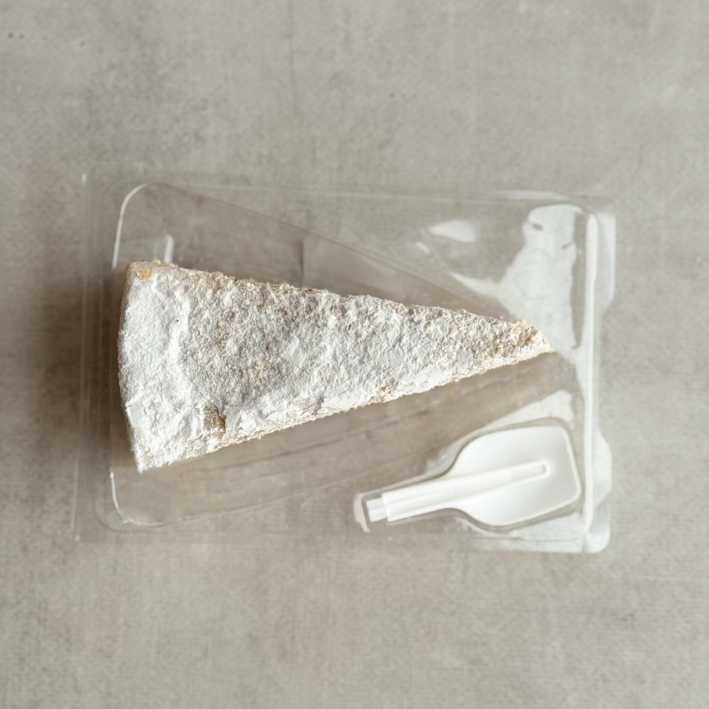 Традиционный торт юга Италии, Амальфитанского побережья. Элегантное сочетание нежного мусса на основе сыра Рикотта с кусочками груши между двумя воздушными бисквитами. изображение 3