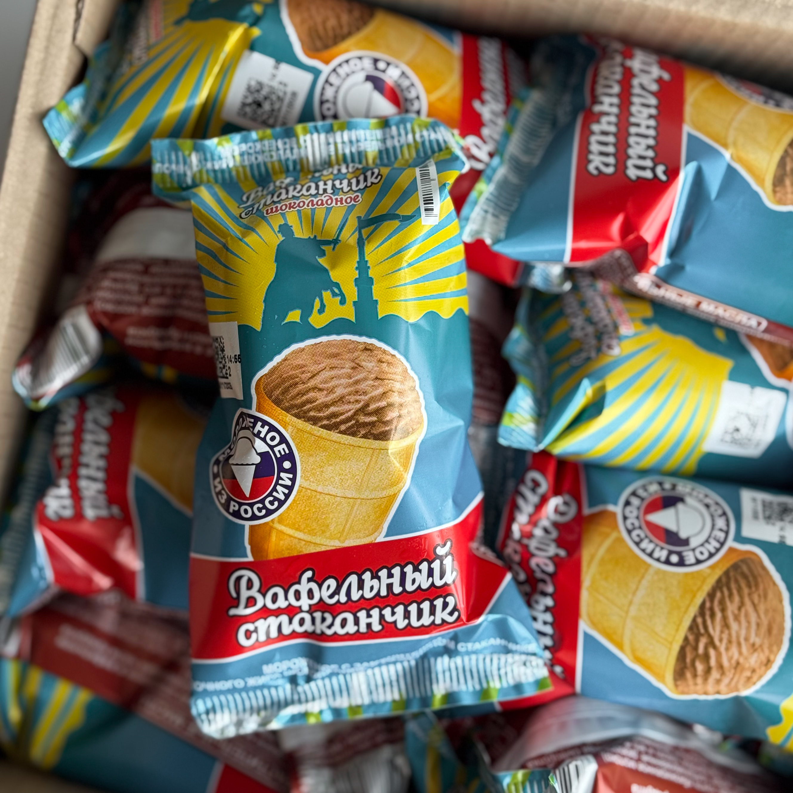 Мороженое шоколадное в вафельном стаканчике с ЗМЖ изображение 3