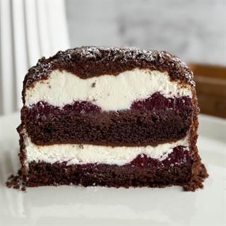 Бенто-торт Сметанник с малиной. Шоколадные бисквиты, прослоенные сметанным кремом и малиной.