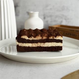 Легендарный вкус воплощён в нежном бенто-торте с сыром Маскарпоне и украшен какао посыпкой