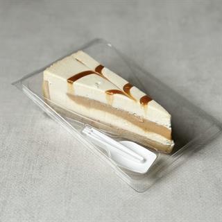 Сладкий чизкейк из сливочного сыра и прослойками карамели.