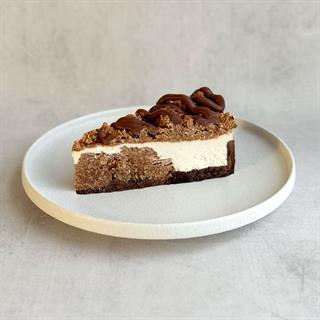 Нежный чизкейк из творожного сыра с начинкой из мягкого кокосового кранча с мякотью кокоса на песочно-шоколадной подложке. Сверху украшен кокосовым кранчем и залит карамелью.