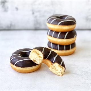 Донат со вкусом шоколада глазированный