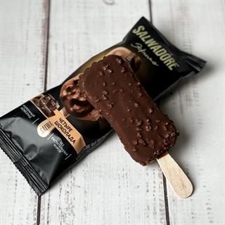 Эскимо Сальвадор сливочное шоколадное 10 % с шоколадным топпингом и кусочками бисквитного печенья в молочном шоколаде с вафельной крошкой