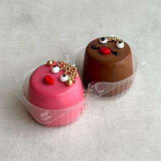 Пирожное «Шоколадная бомба» 12 шт: два слоя из белого и молочного шоколада с хрустящей сердцевиной из фундучного пралине (мужчина и женцина)