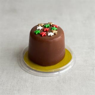 Пирожное Шоколадная бомба (23 февраля) в индивид.упак. Два слоя из белого и молочного шоколада с хрустящей сердцевиной из фундучного пралине в тематическом лимитированном дизайне.