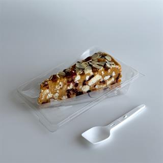 Сочный песочно-карамельный торт с сушеной клюквой и кусочками печенья. Сверху торт украшен волнами мягкой карамели, лепестками миндаля и клюквой. 